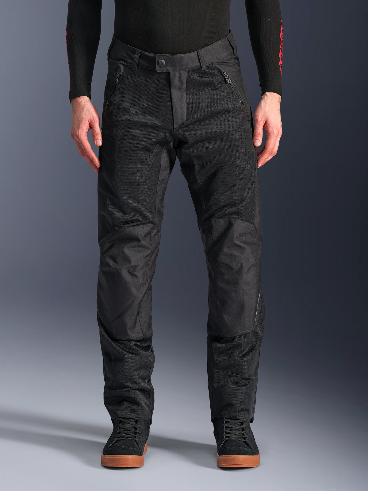 Alpinestars C-1 Air Pants, pantalones textiles de moto negros, equipamiento de conducción urbana con amplios paneles de malla para el flujo de aire, secciones reforzadas en las rodillas, bolsillos delanteros con cremallera y un ajuste entallado impecable.