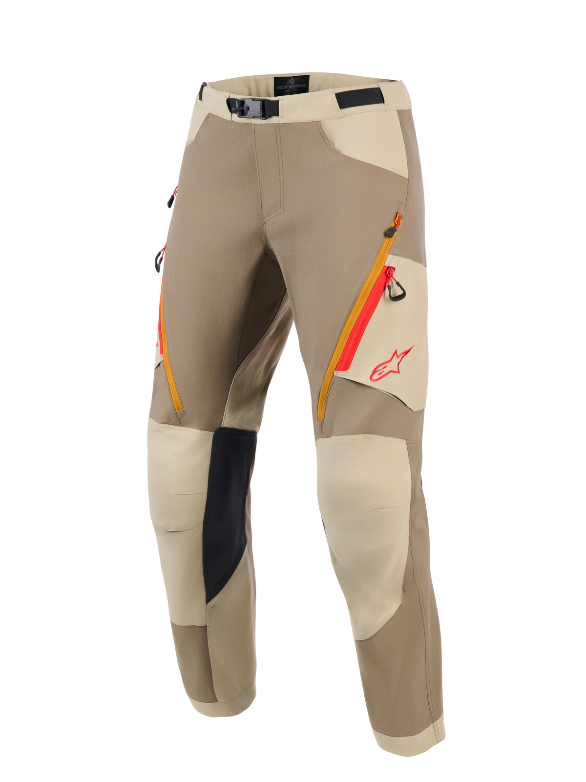 Pantalones Alpinestars Maxdura Dual, pantalones de moto para aventura, combinación de colores nogal y aluminio, con bolsillos con cremallera en los muslos en naranja y rojo, paneles de rodilla reforzados en beige claro con agarre interior negro y logotipo de Alpinestars en rojo, diseñados para la conducción dual-sport