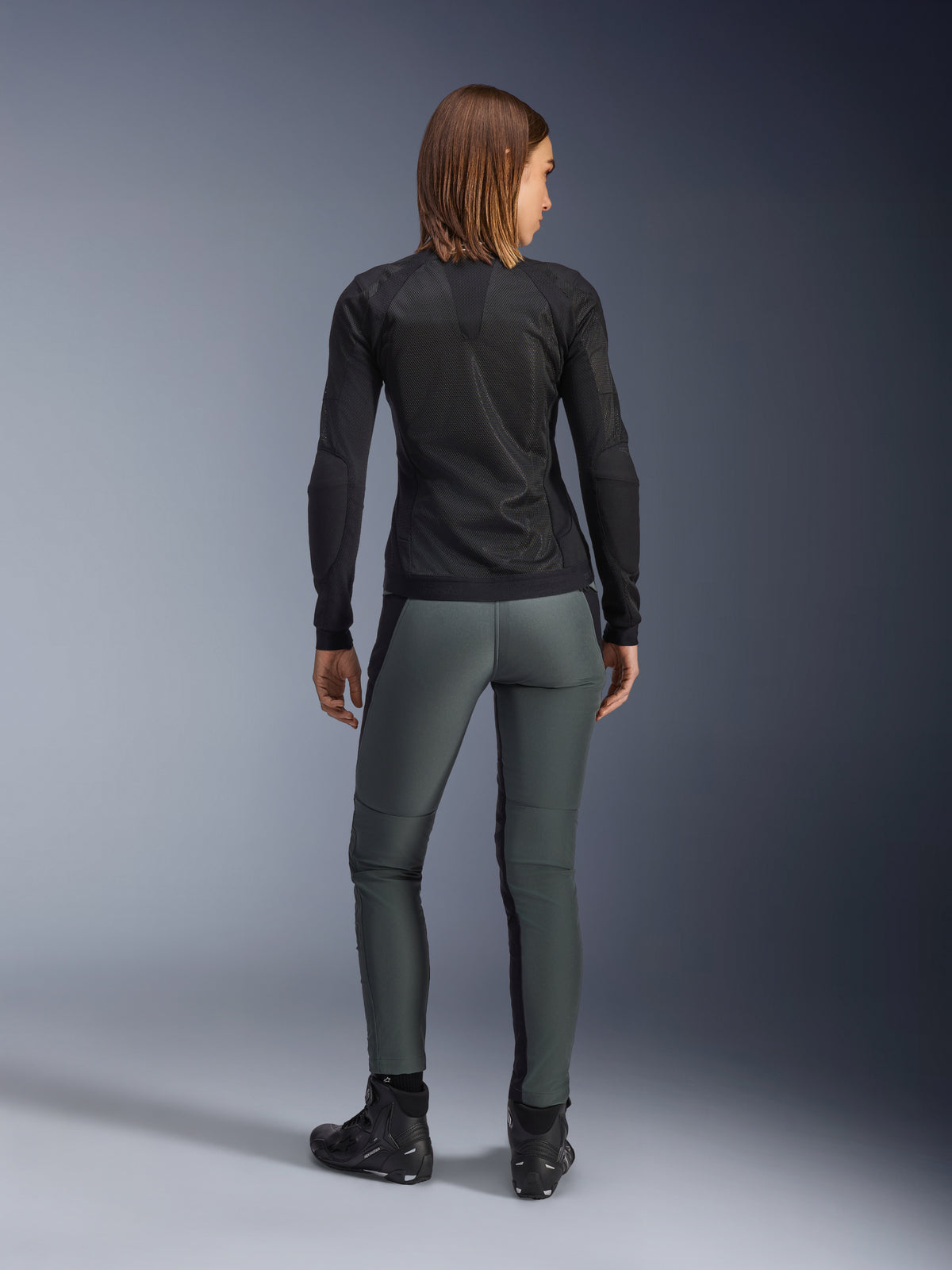 Alpinestars pantalones Alamosa para mujer, ajuste slim de moto en softshell, gris urbano y negro, vista posterior en modelo
