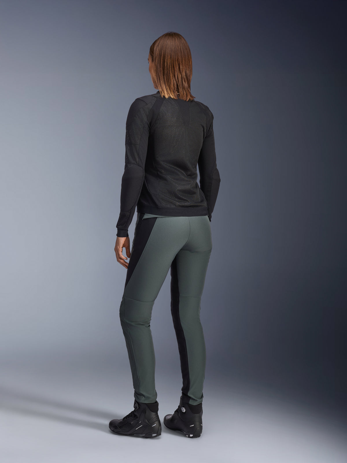 Pantalones Alpinestars Alamosa para mujer, pantalones de moto urbanos de ajuste slim, gris y negro, vista trasera.