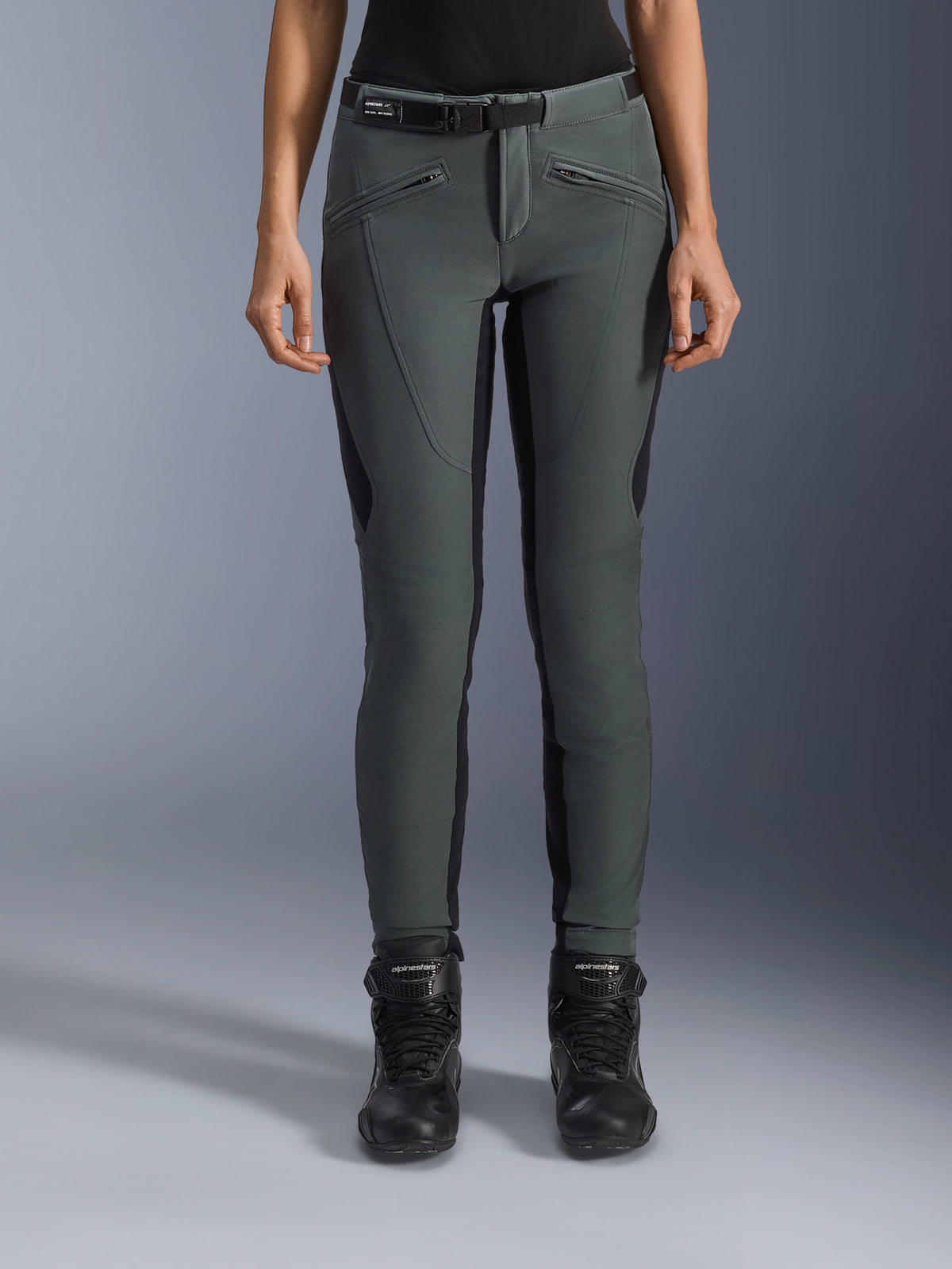 Alpinestars Alamosa, pantalones de moto urbanos para mujer, ajuste ceñido, gris urbano y negro con bolsillos con cremallera.