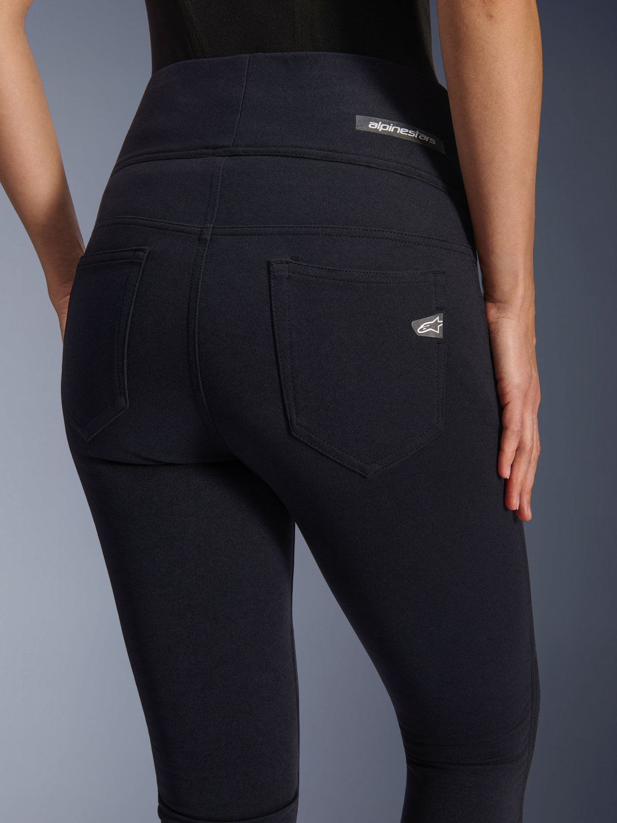 Alpinestars Stella Flex-AST Leggings, pantalones de moto para mujer, negros, vista trasera de cerca destacando el diseño de talle alto, dos bolsillos traseros funcionales y etiquetas con el logotipo de Alpinestars en el bolsillo y la cintura.