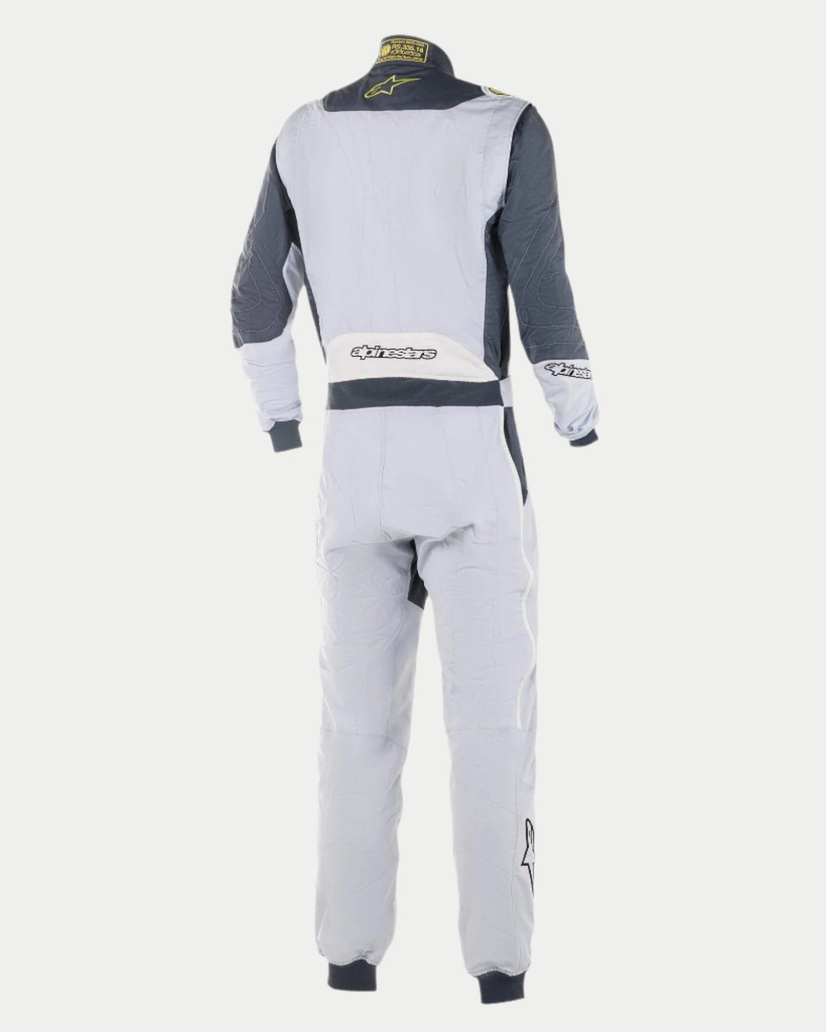 Alpinestars GP Pro Comp Suit, mono de automovilismo profesional, plata y gris asfalto, vista posterior que muestra el cuerpo principal en gris claro con paneles de hombros en gris oscuro, panel blanco en la zona lumbar con el logotipo de Alpinestars y detalles en amarillo lima en el cuello