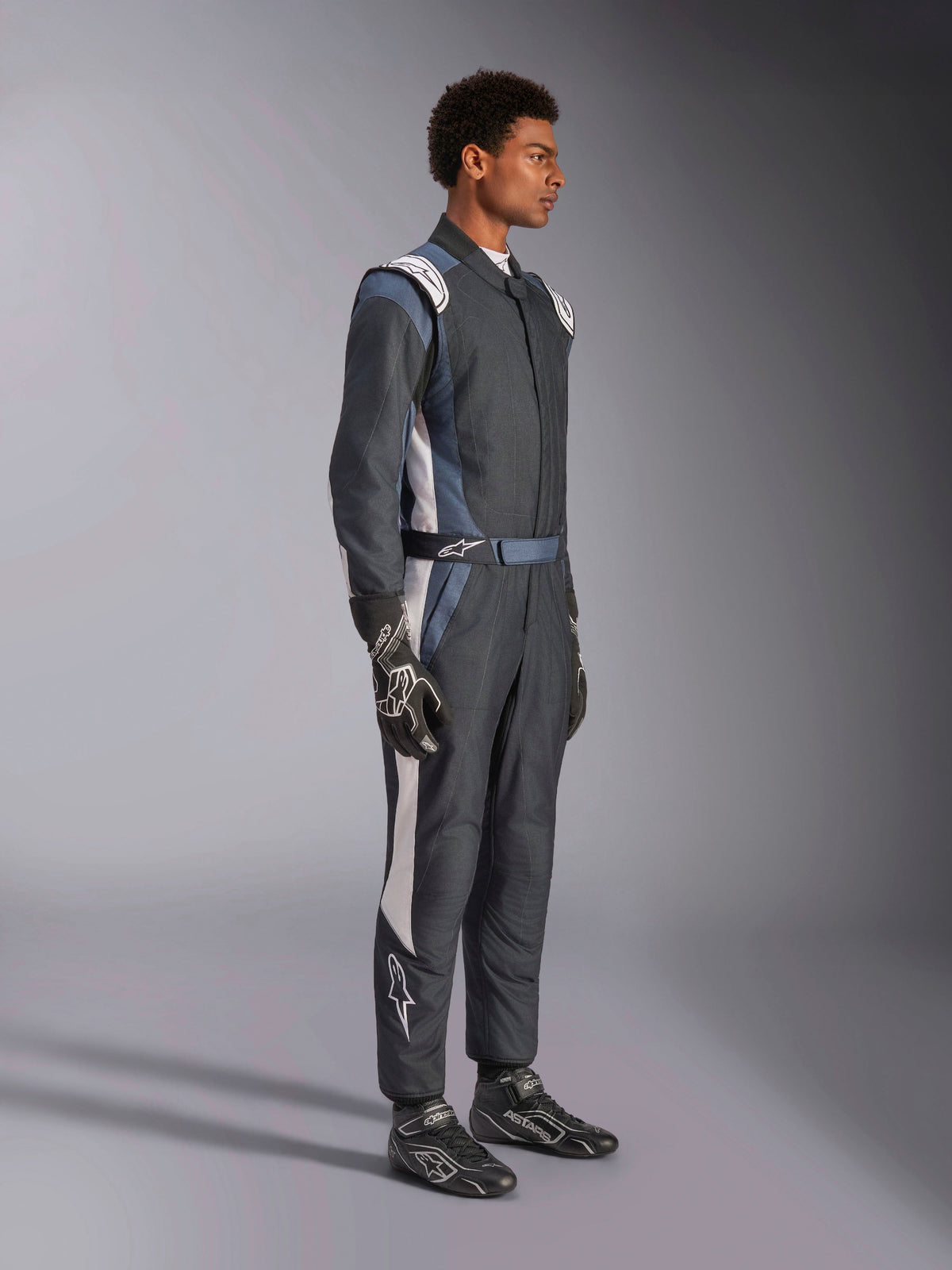 Alpinestars GP Pro Comp V2, traje de carreras de auto para hombre, negro, asfalto y blanco, certificado FIA, perfil lateral en modelo