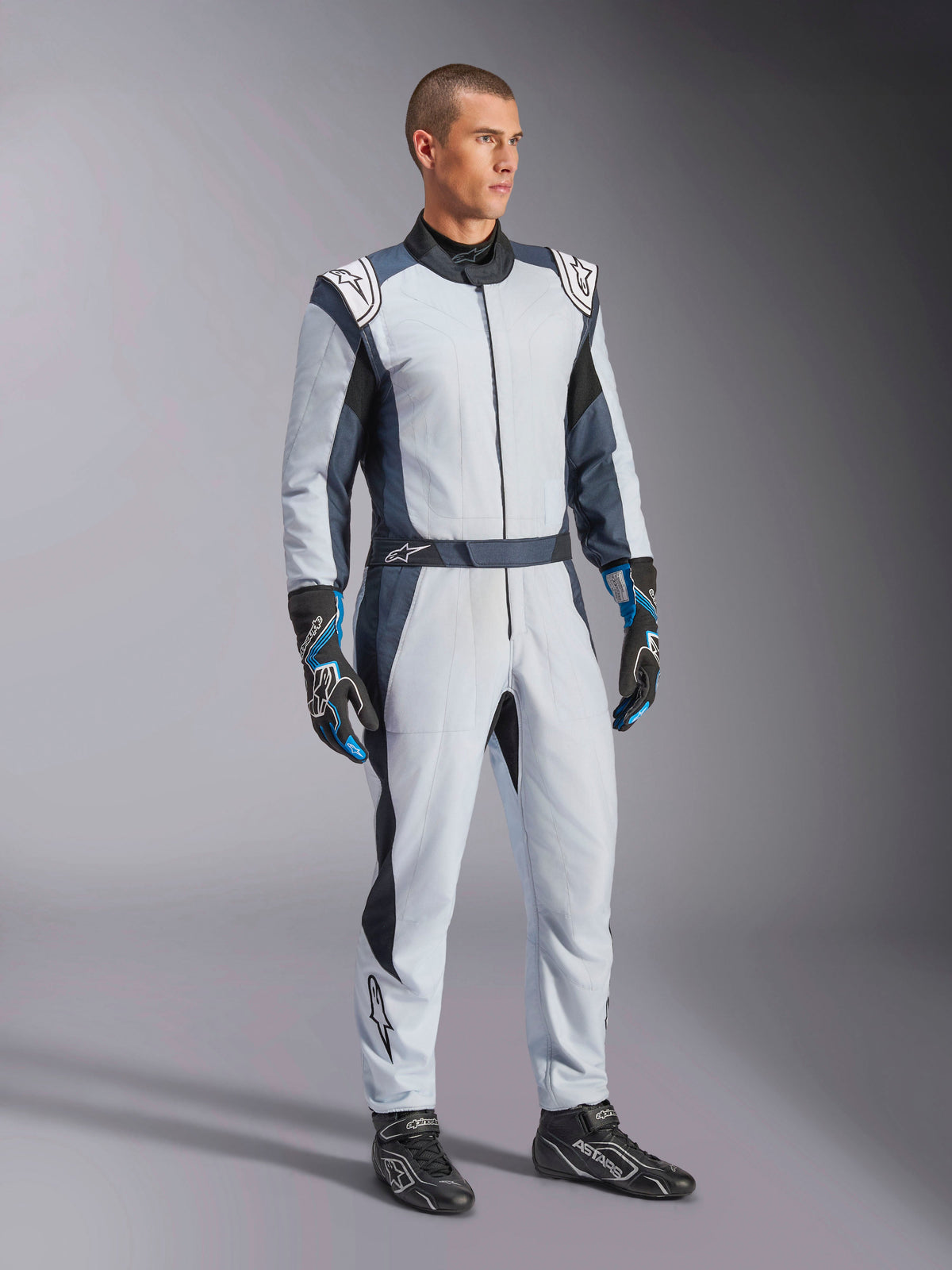 Alpinestars GP Pro Comp V2 FIA, traje de automovilismo para hombre, gris y azul asfalto, equipo de aramida profesional.