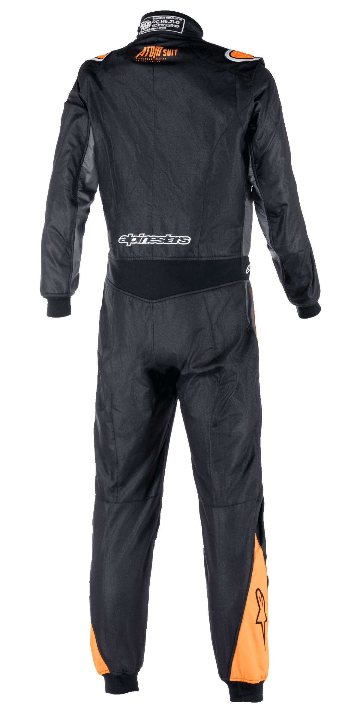 Alpinestars Atom FIA Graphic Suit, vista trasera de un mono de automovilismo de una pieza, negro y antracita con detalles en naranja flúor en hombros y pantorrillas, con detalles de la certificación FIA en el cuello y la marca Alpinestars en la parte inferior de la espalda.