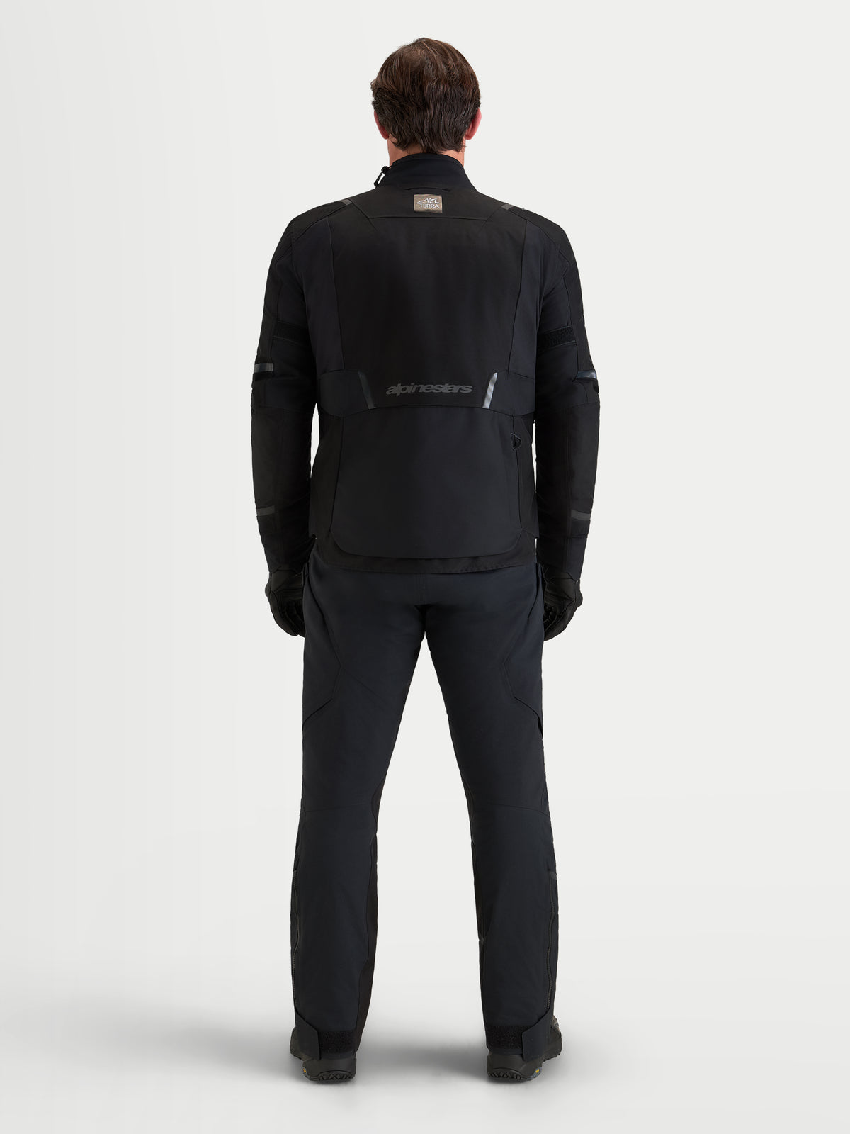 Alpinestars St-7 V2 2L Gore-Tex Chaqueta, chaqueta de moto de aventura para hombre, negra, construcción GORE-TEX 2L y detalles de la marca, vista trasera en modelo