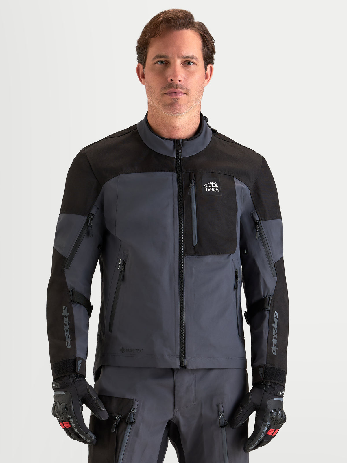 Alpinestars Arenis Gore-Tex Chaqueta, chaqueta de moto de aventura para hombre, negra y gris oscuro, vista frontal en modelo