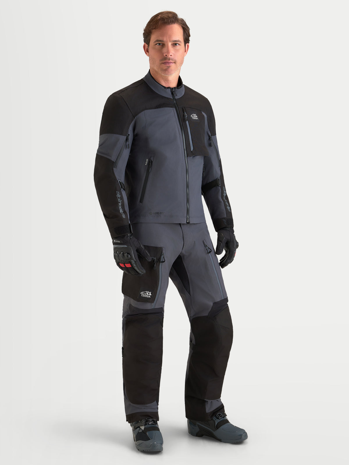 Alpinestars Arenis Gore-Tex Chaqueta, chaqueta de moto de aventura para hombre, negra y gris oscuro, con construcción textil impermeable GORE-TEX, vista frontal en modelo