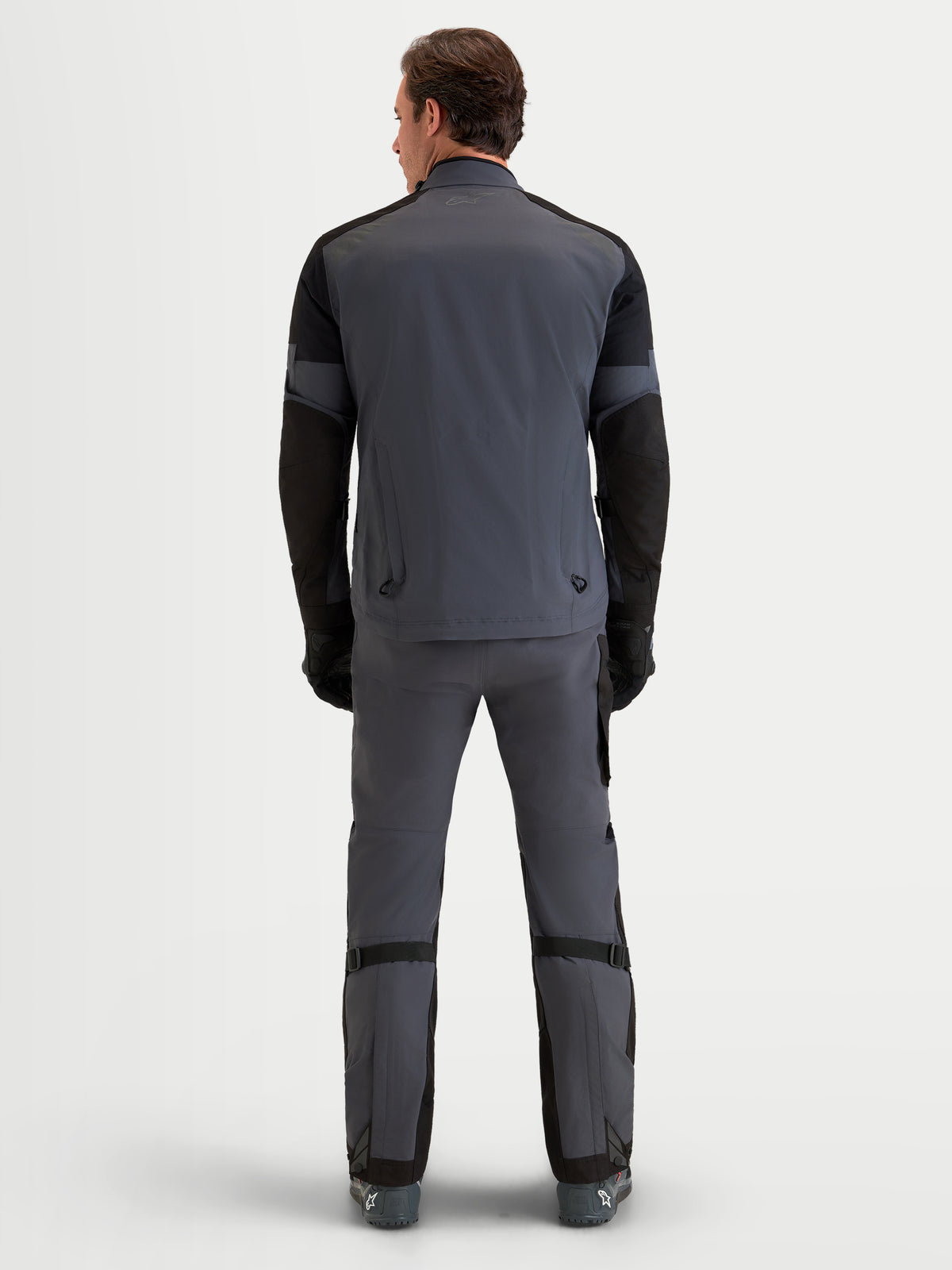 Alpinestars Arenis Gore-Tex Chaqueta, chaqueta de moto de aventura para hombre, negra y gris oscuro, membrana GORE-TEX impermeable, vista trasera en modelo