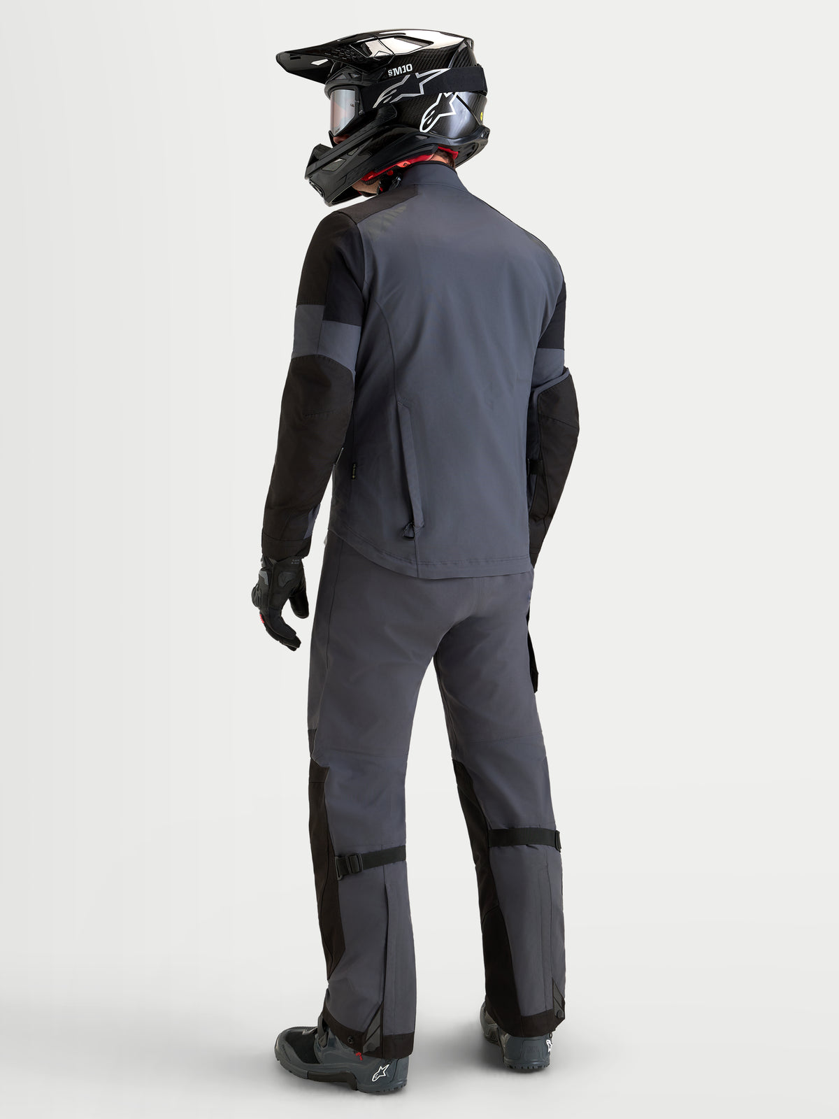 Alpinestars Arenis Gore-Tex Chaqueta, chaqueta de moto de aventura para hombre en negro y gris oscuro, vista trasera con construcción textil impermeable y ajuste en modelo