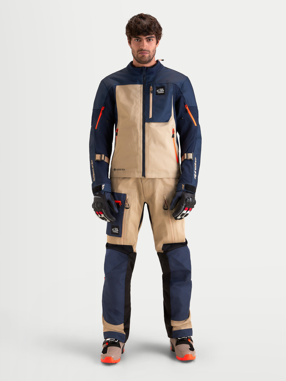Alpinestars Arenis Gore-Tex Gear Set, conjunto de equipamiento de aventura para moto para hombre en azul marino y aluminio, vista frontal en modelo