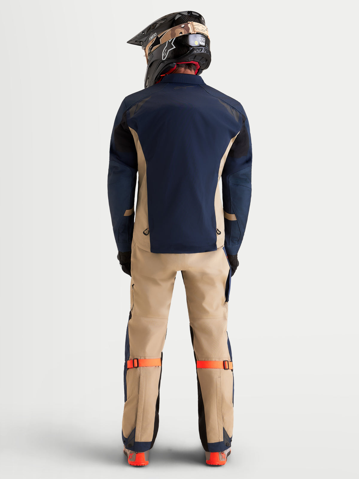 Alpinestars Arenis Gore-Tex Gear Set, conjunto de equipamiento de aventura para moto, azul marino y aluminio, impermeable con membrana Gore-Tex, vista trasera en modelo con casco