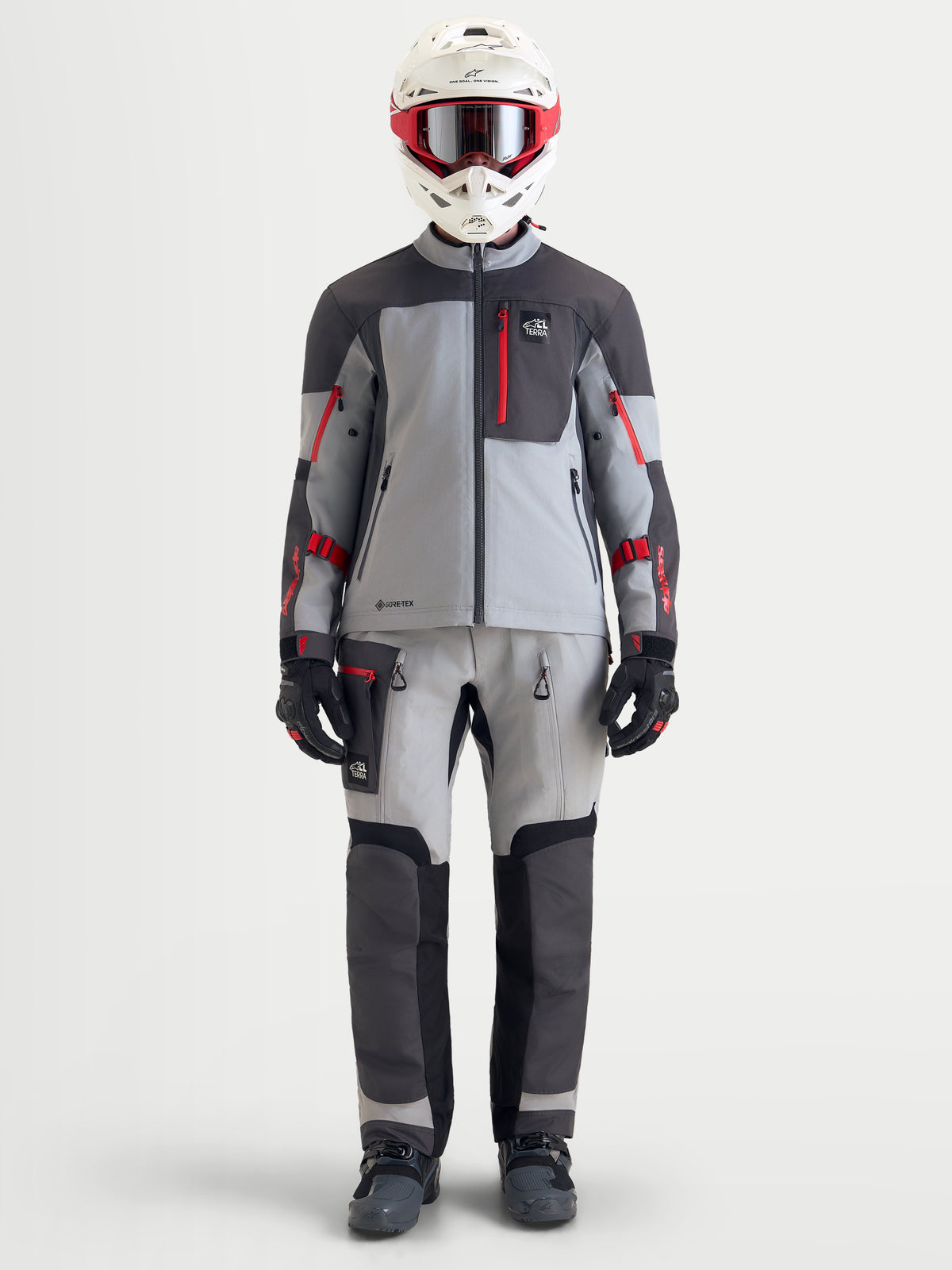 Alpinestars Arenis Gore-Tex Jacket, chaqueta de moto de aventura para hombre en gris medio, gris oscuro y negro, vista frontal en modelo con equipamiento completo de touring, casco y pantalones a juego