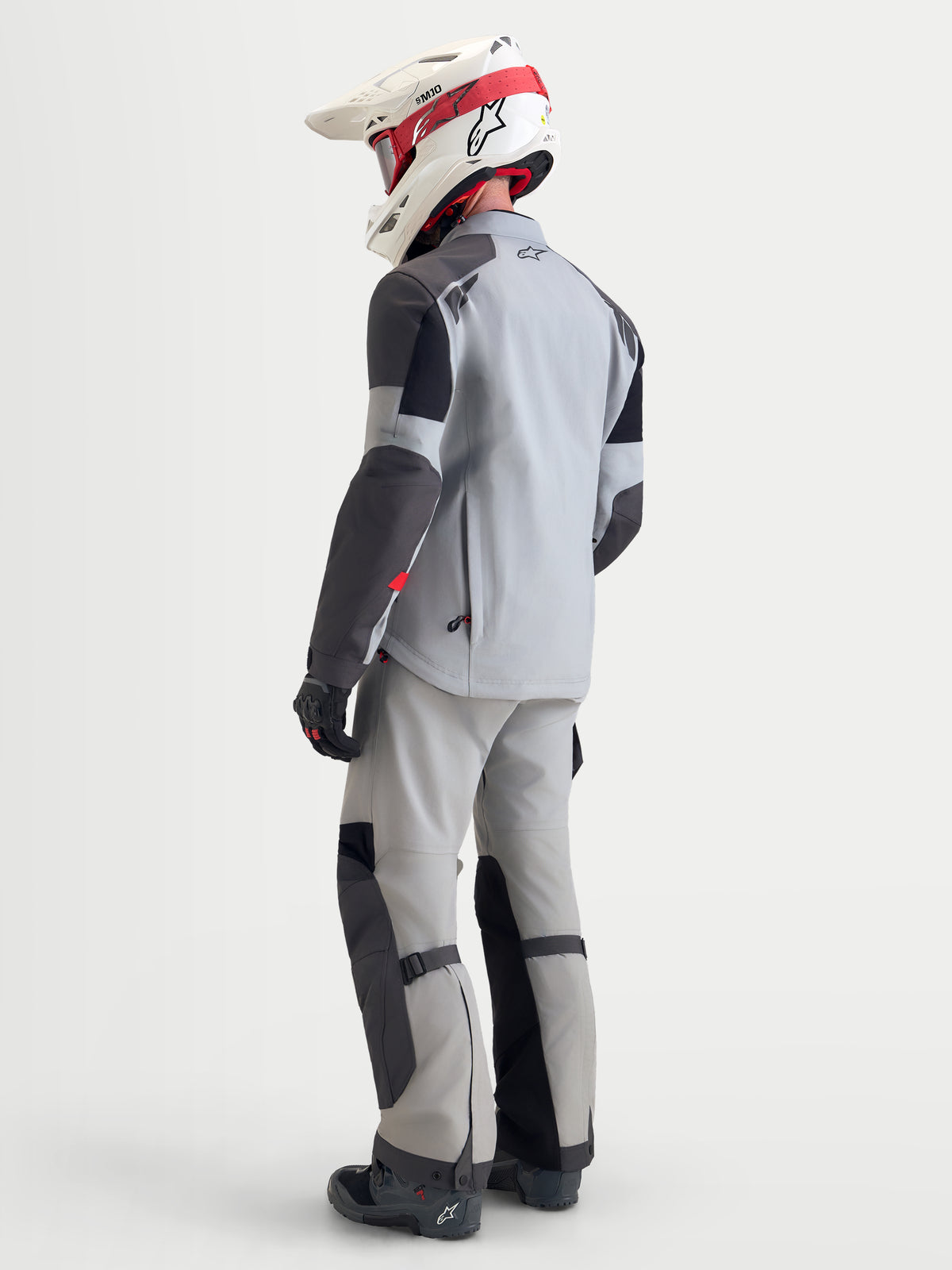 Alpinestars Arenis Gore-Tex Chaqueta, chaqueta de moto de aventura para hombre en gris medio, gris oscuro y negro, vista trasera en modelo que muestra la construcción de tejido impermeable y pantalones a juego