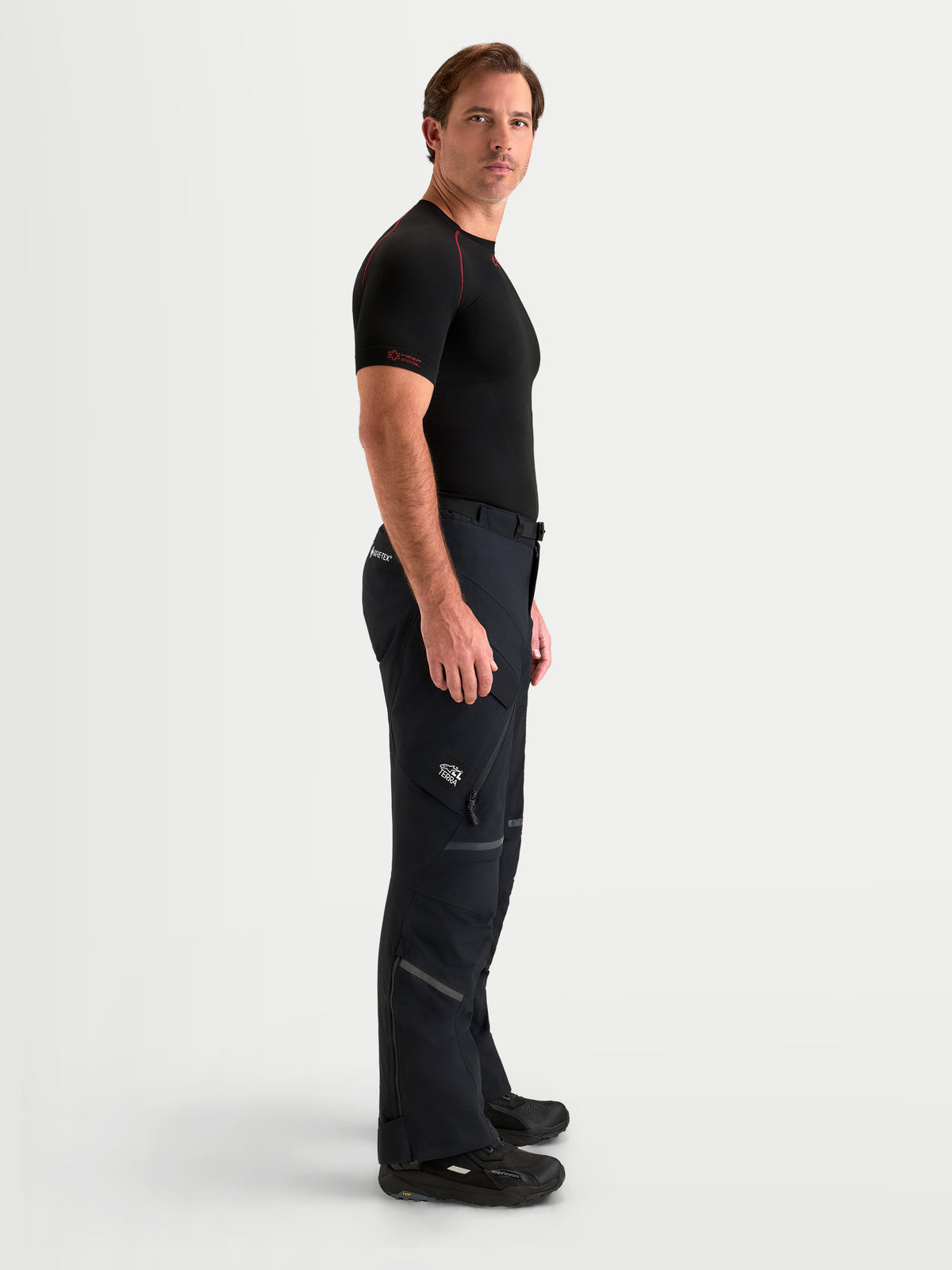 Alpinestars St-7 V2 2L Gore-Tex Pantalones Short, pantalones de moto de aventura para hombre, negros, vista de perfil lateral en modelo con equipamiento textil impermeable