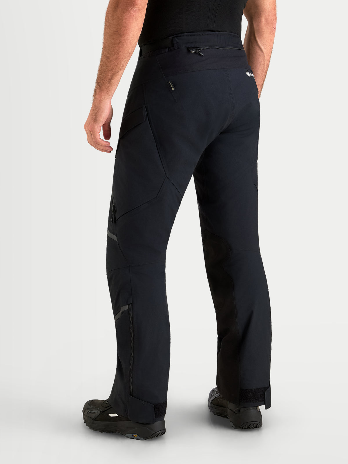 Alpinestars St 7 V 2 2 L Gore Tex Pantalones Short, pantalones de moto de aventura para hombre, negros, con construcción textil impermeable y corte corto, vista trasera en modelo