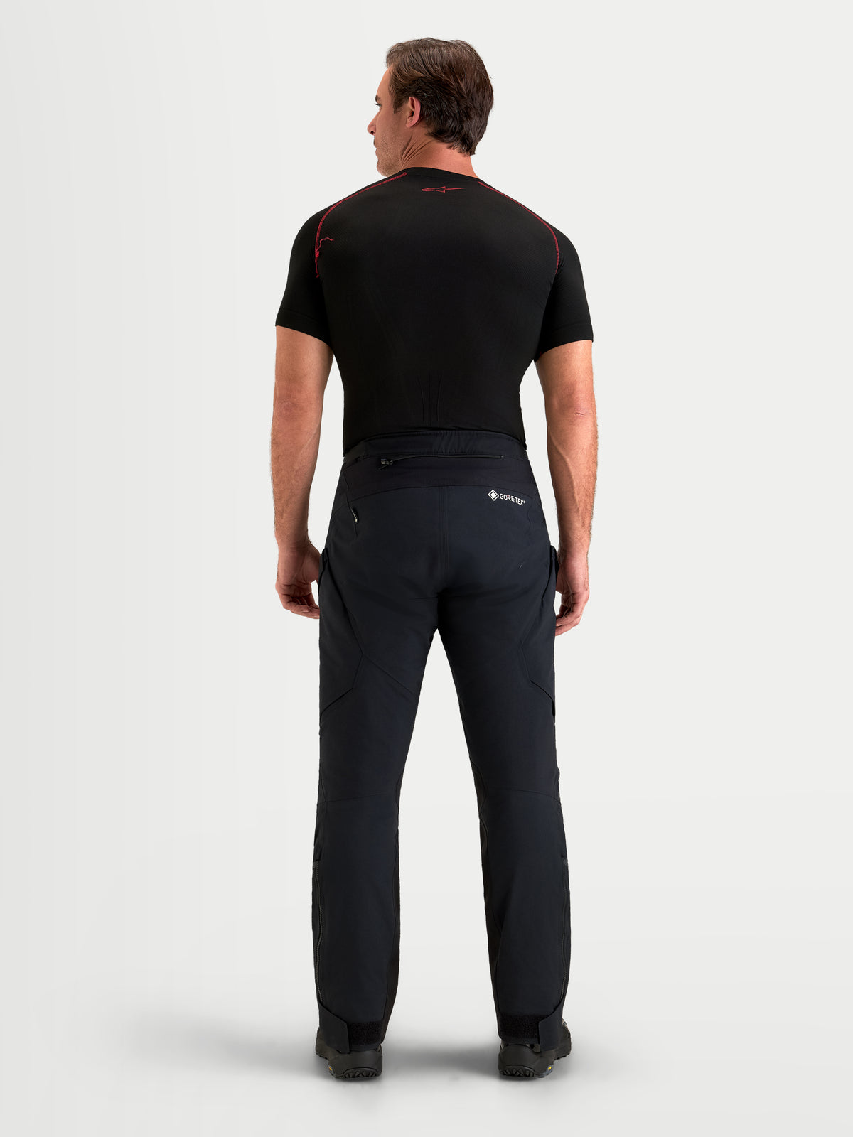 Alpinestars St-7 V2 2L Gore-Tex Pantalones Short, pantalones de moto para aventura para hombre, negros, con membrana Gore-Tex impermeable, vista trasera en modelo