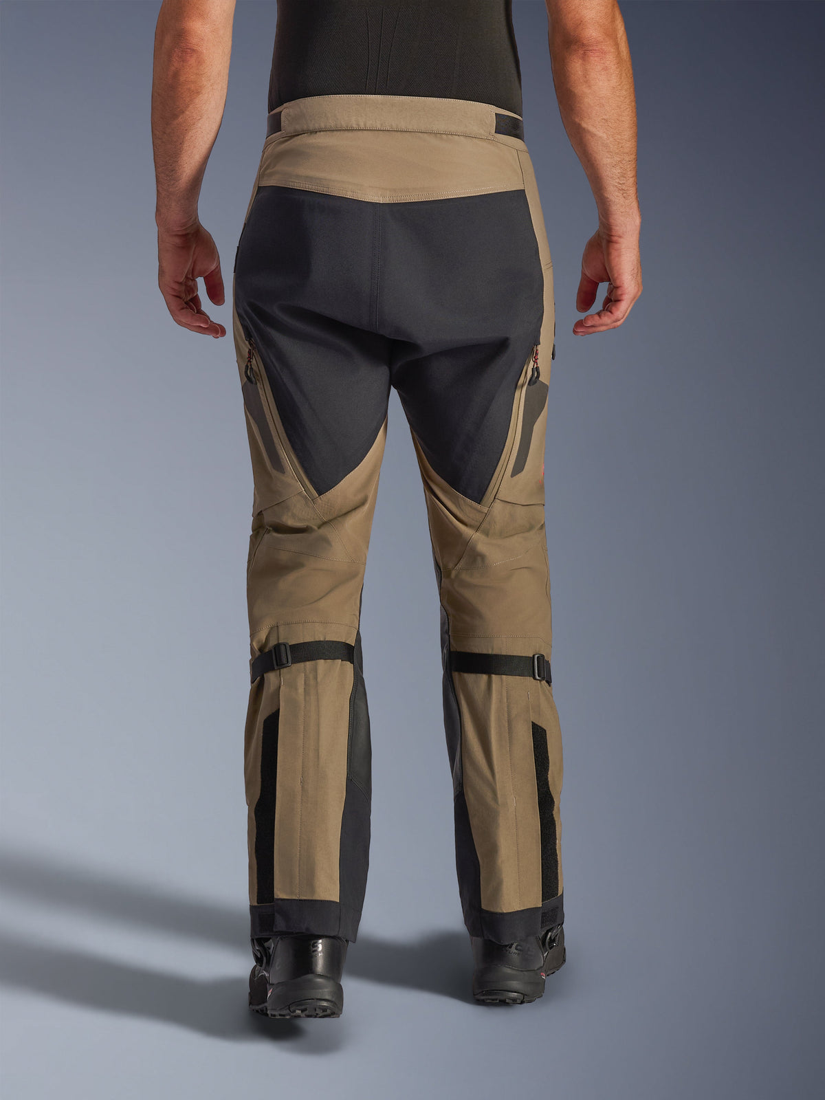 Pantalones Alpinestars Nazca 3L GORE-TEX PRO, nogal y negro, vista trasera que muestra los ajustadores de volumen en la pantorrilla y paneles reforzados, pantalones técnicos de aventura para motociclismo en todo tipo de clima