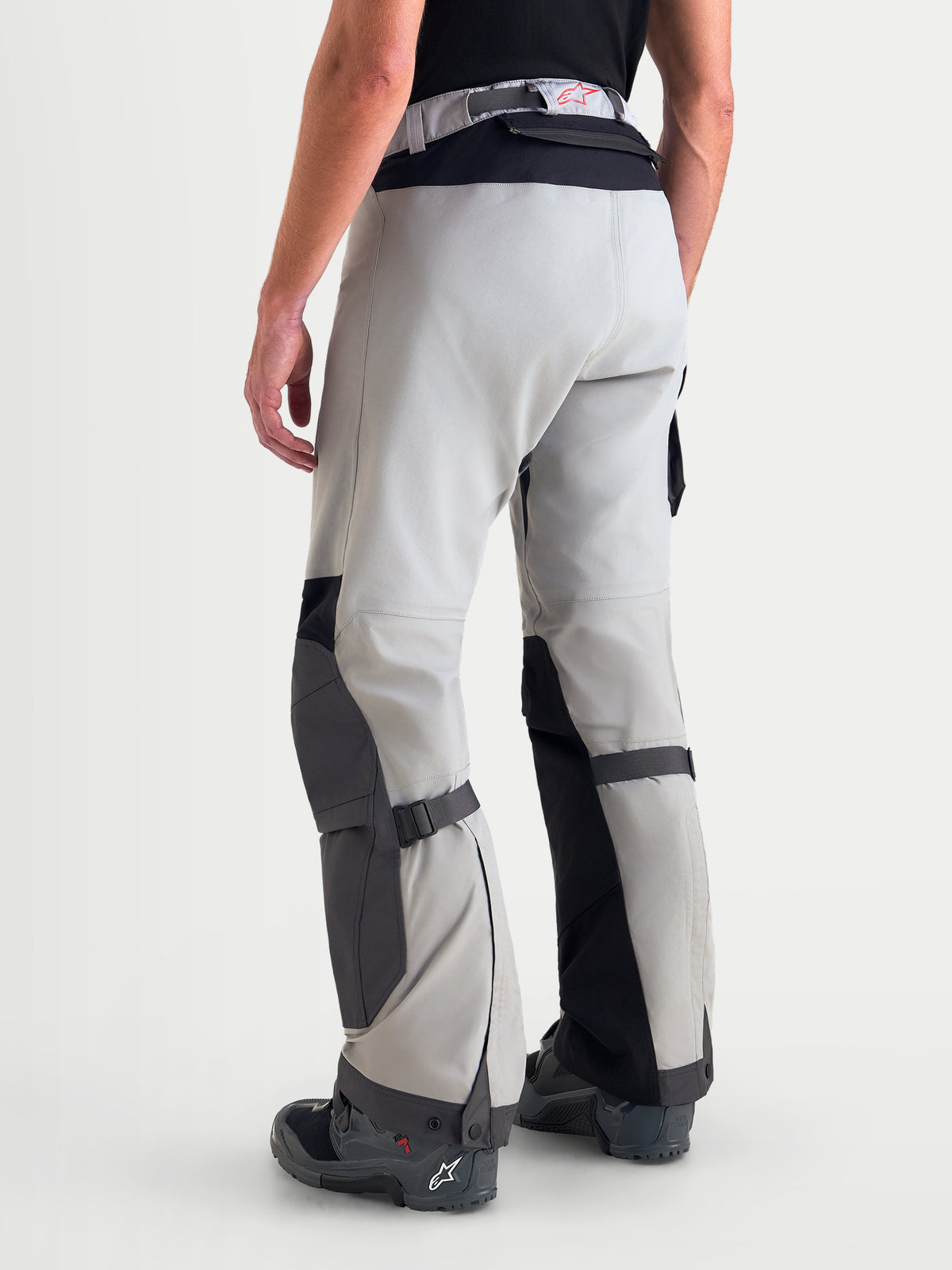 Alpinestars Arenis Gore-Tex Pantalones, pantalones de moto para aventura para hombre, en gris medio, gris oscuro y negro, vista trasera en modelo mostrando construcción textil impermeable y zonas reforzadas