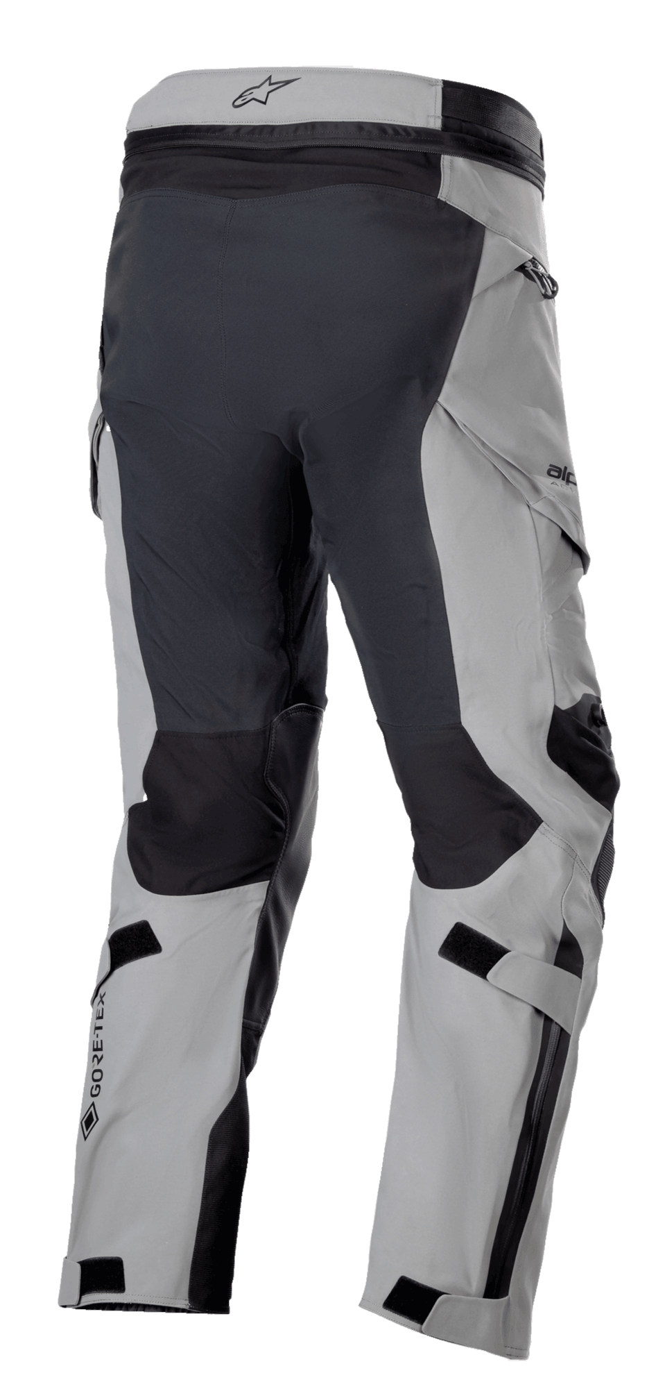Pantalones Alpinestars Boulder 3L GORE-TEX, pantalones de moto para aventura, gris oscuro y negro, vista trasera de tres cuartos que muestra el asiento y el interior de las piernas reforzados, paneles gris claro, logotipo de GORE-TEX en la pantorrilla y bolsillos cargo ergonómicos.