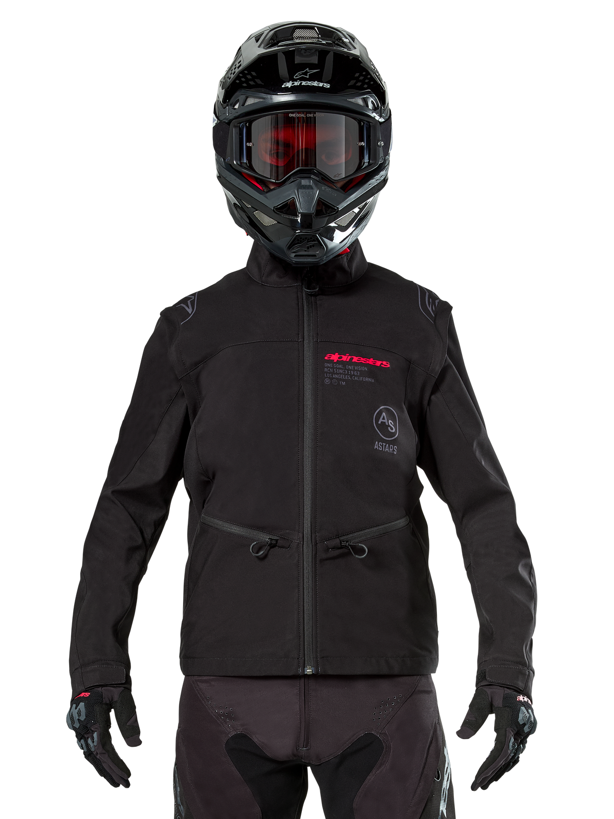 Piloto de motocross con la chaqueta Alpinestars Lite-Dura Softshell en color negro, detalles de logotipos en rojo y gris en el pecho, casco negro con gafas de lentes rojas, guantes y pantalones negros, vista frontal de equipamiento técnico para conducción off-road