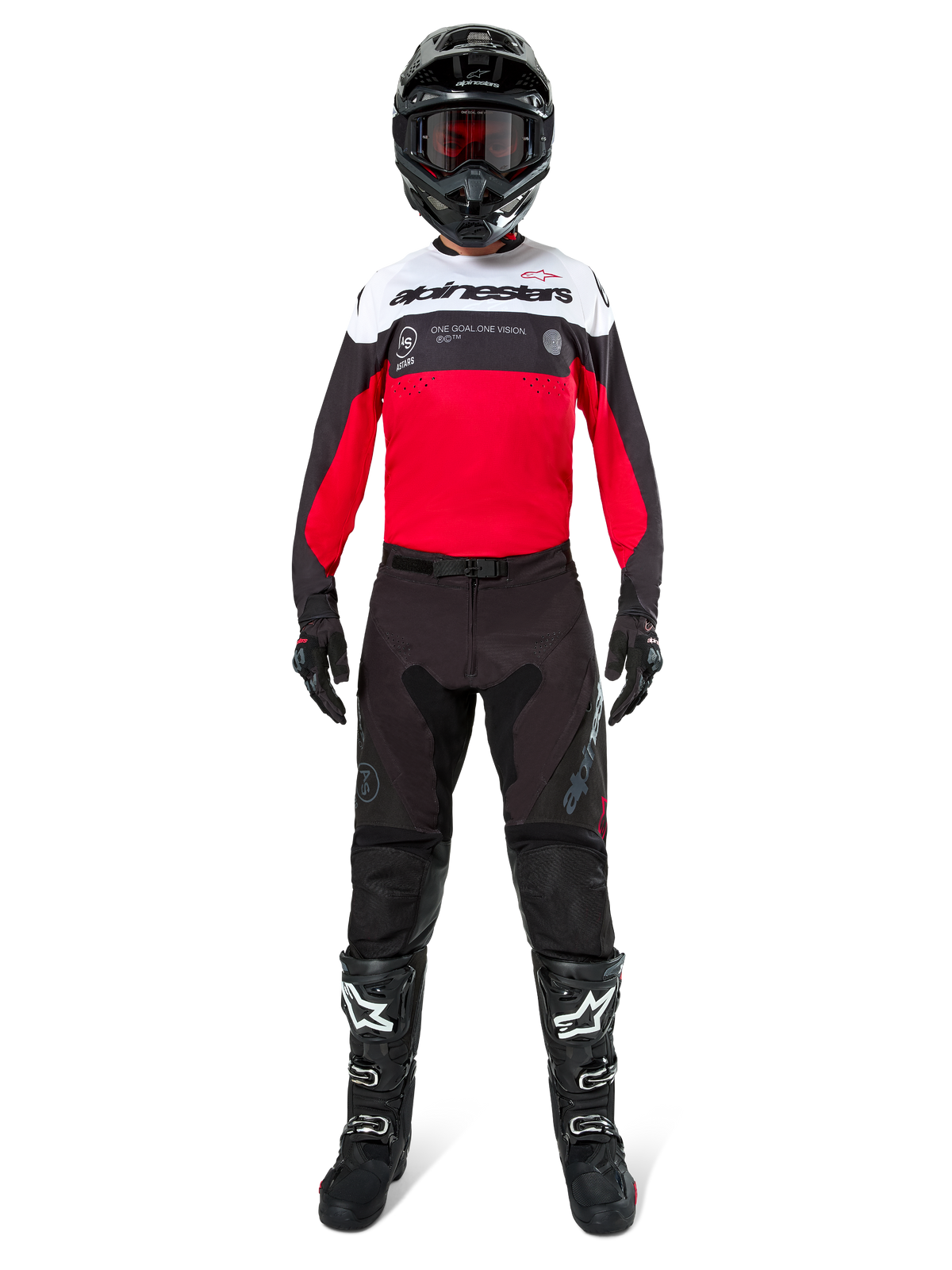 Piloto de motocross con pantalones Alpinestars Pro-Dura en color negro y magnet, combinados con un jersey rojo, blanco y negro, casco negro y botas negras, kit completo de equipamiento para carreras off-road, diseño duradero y ligero para conducción de enduro