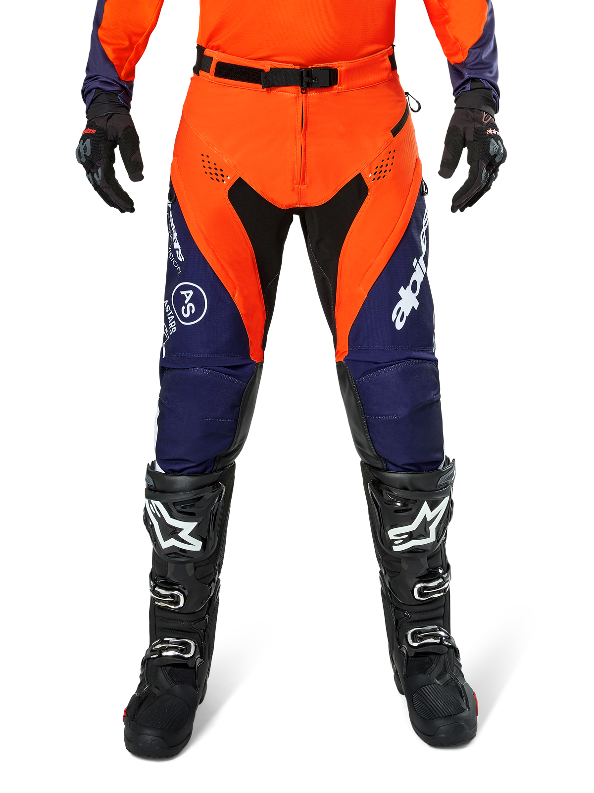 Pantalones Alpinestars Pro-Dura, pantalones de motocross y enduro, azul navy, naranja y blanco, con paneles negros y logotipos blancos, usados con botas y guantes negros de off-road, equipo de protección profesional para trail y conducción todoterreno