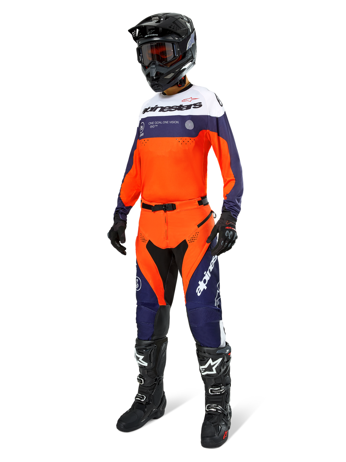 Pantalones Alpinestars Pro-Dura, pantalones de motocross y enduro, azul navy, naranja intenso y blanco, usados como parte de un conjunto completo de equipamiento de carreras con jersey a juego, casco negro y botas negras, con paneles duraderos y logotipos llamativos para un rendimiento off-road.