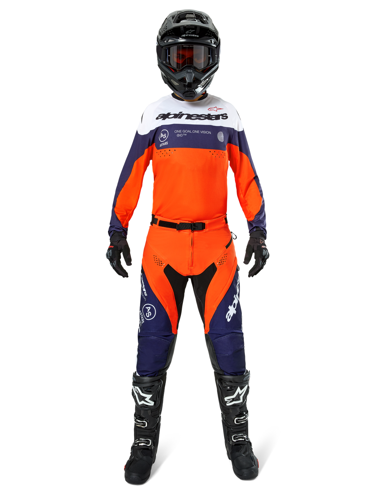 Piloto de motocross con pantalones Alpinestars Pro-Dura en azul navy, naranja y blanco, con jersey de manga larga a juego, casco negro con gafas, guantes negros y botas de motocross negras, equipamiento completo para carreras off-road