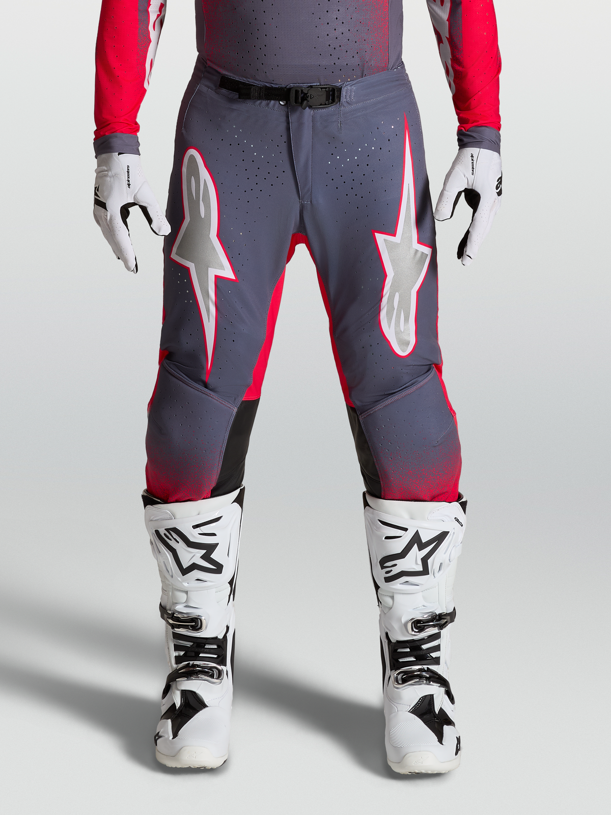 Alpinestars Supertech Hiten AFD, pantalones de motocross para hombre, grises y rojos, con gráficos de estrella lila y paneles elásticos perforados