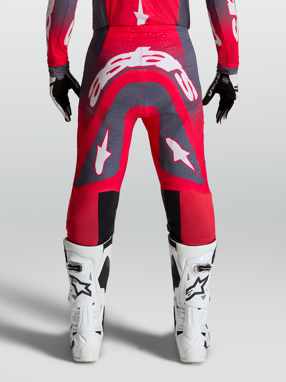Alpinestars Supertech Hiten AFD, pantalones de motocross para carreras, rojo flúor y gris, logotipos blancos destacados, ajuste atlético profesional