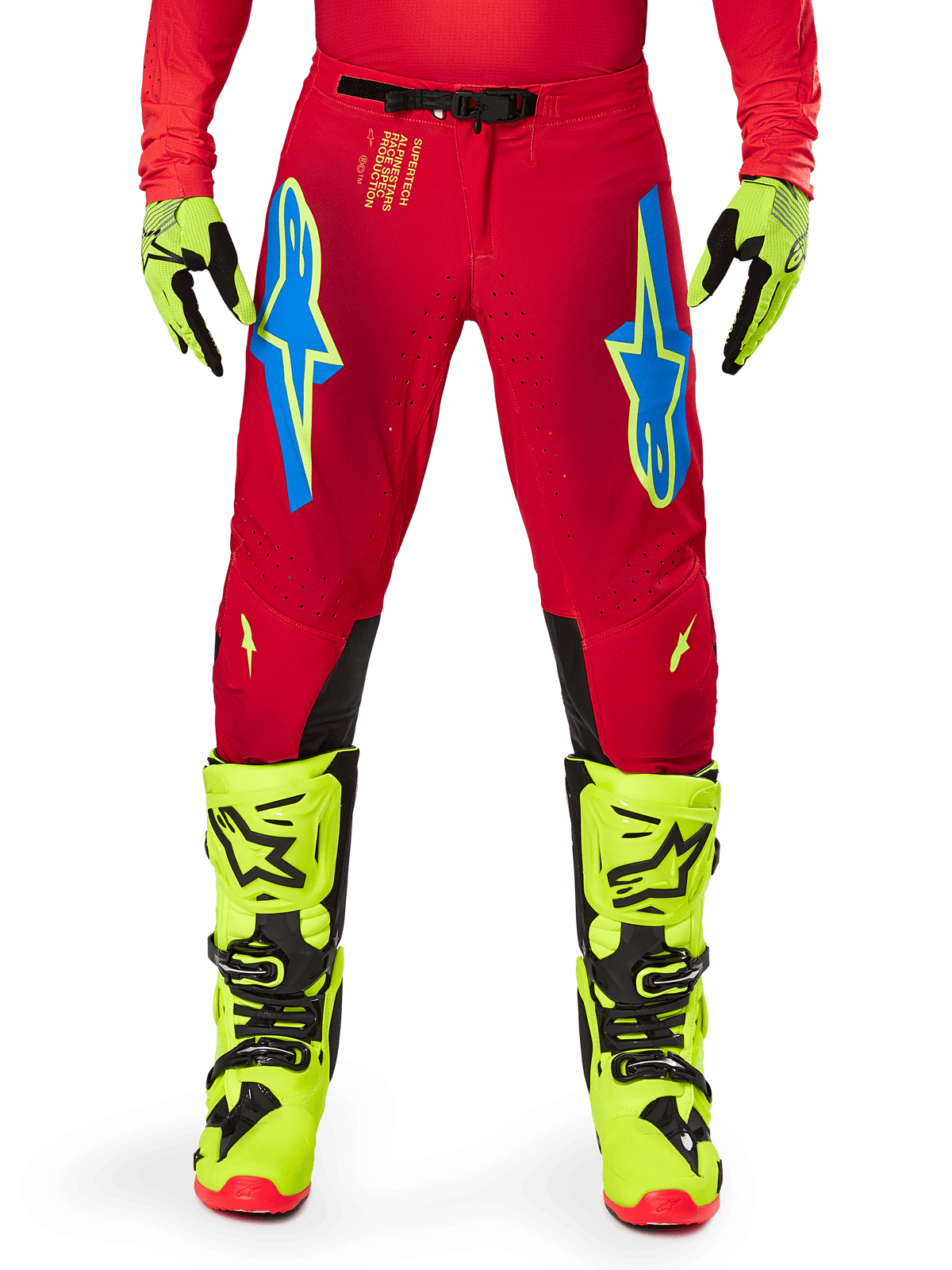 Alpinestars 2025 Supertech Maker Pants, pantalones de motocross, rojo brillante y amarillo flúor, con logotipos Astars azules en los muslos, perforaciones de ventilación y paneles interiores negros en las rodillas, usados con botas y guantes amarillo flúor a juego