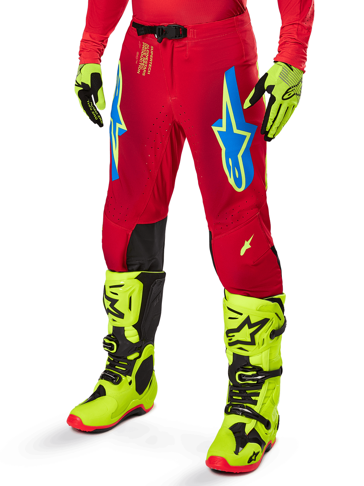 Alpinestars 2025 Supertech Maker Pants, pantalones de motocross, rojo brillante con logos de estrellas azules y amarillos, paneles negros en las rodillas, ventilación perforada, coordinados con botas y guantes amarillo neón