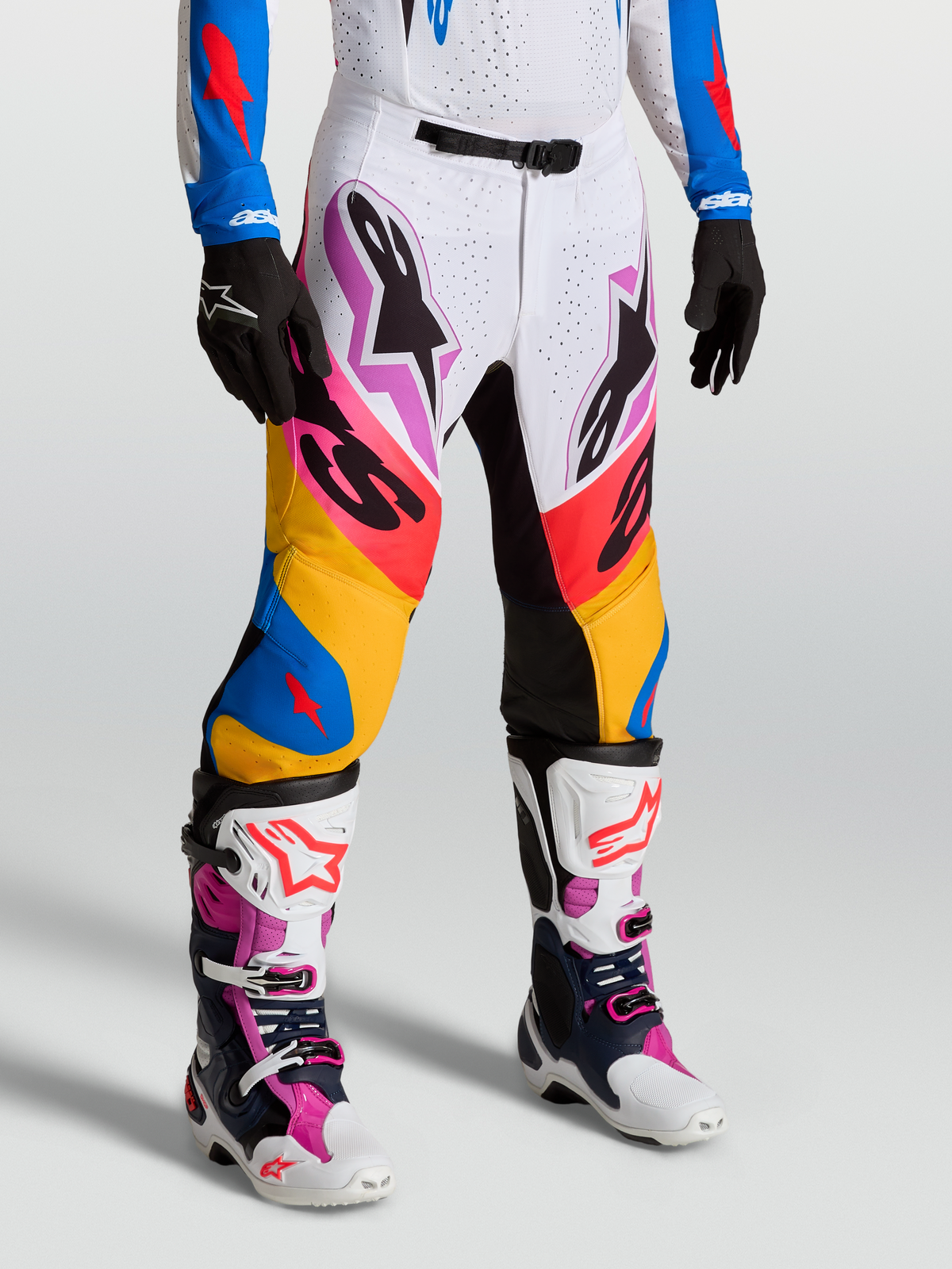 Pantalones Supertech Dyna, pantalones de motocross para hombre, blancos y azules, con paneles de piel de cabra y tejido elástico, usados por un modelo