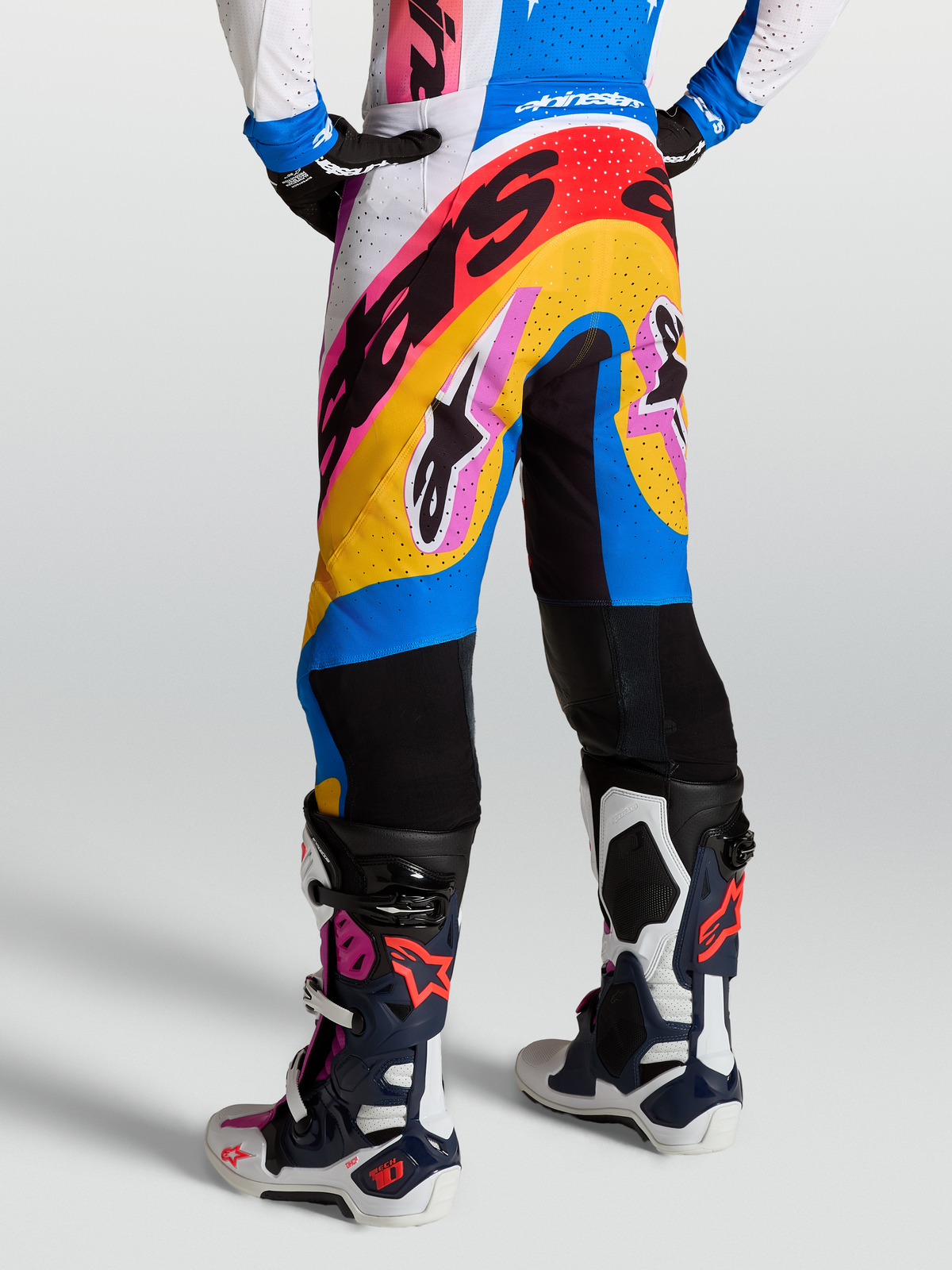 Alpinestars Pantalones Supertech Dyna, pantalones de motocross profesionales, blanco y azul con detalles multicolor, paneles ventilados y ajuste atlético