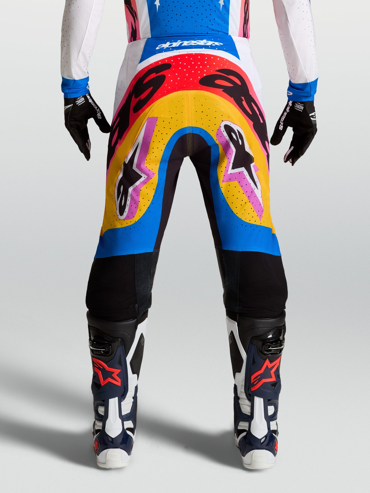 Alpinestars Pantalones Supertech Dyna, pantalones de motocross para hombre, diseño multicolor azul y amarillo, material rip-stop elástico usado por modelo