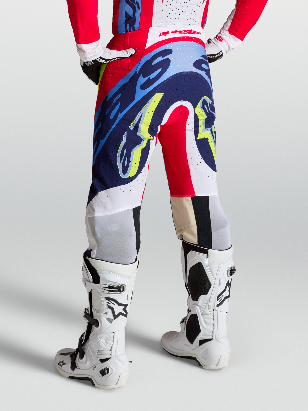 Alpinestars Supertech Dyna, pantalones de motocross para hombre con ajuste de competición, rojos y azul marino, diseño atlético sobre modelo