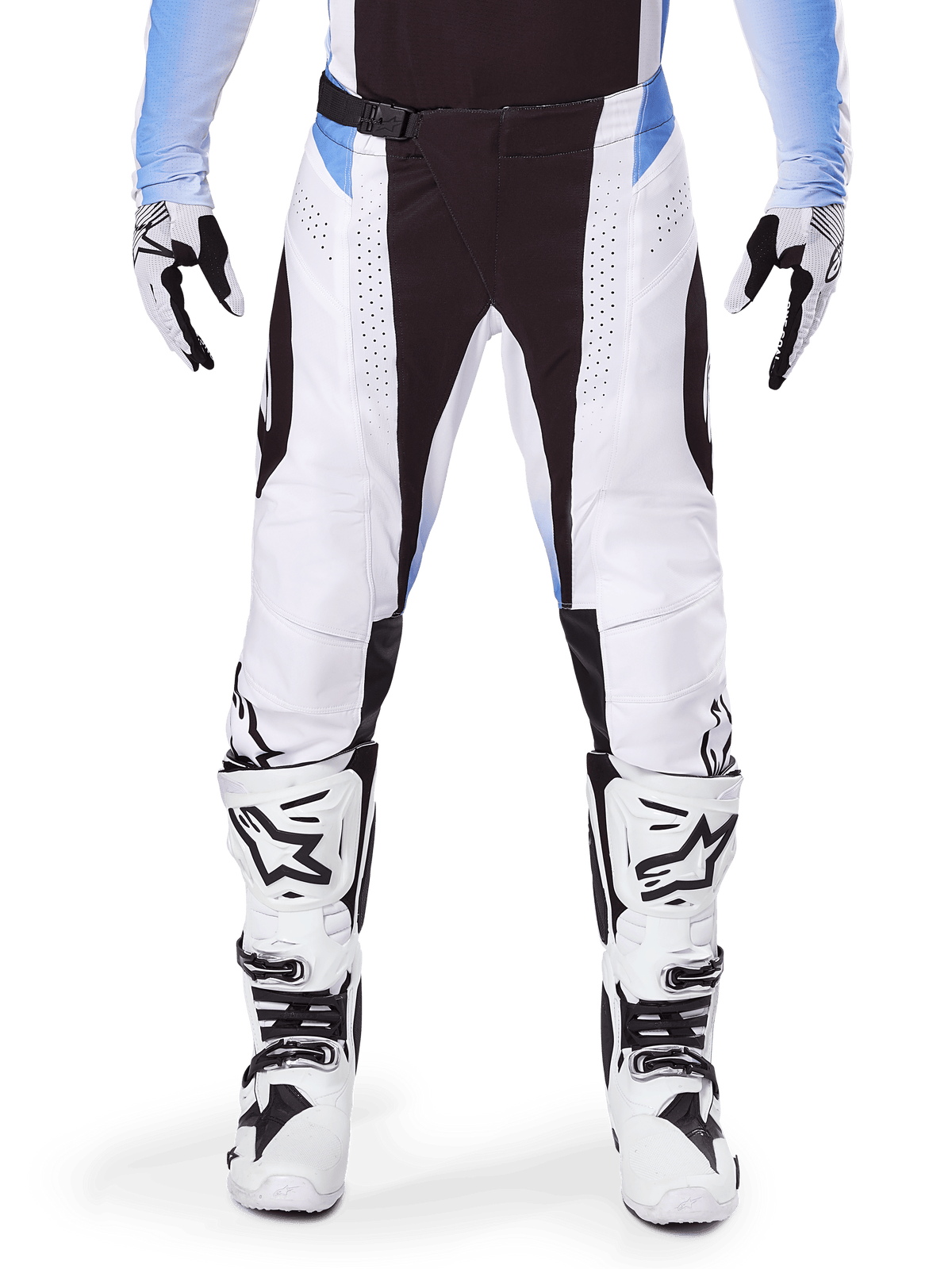 Alpinestars 2025 Techstar Melt Pants, pantalones de motocross, blancos y negros con detalles en azul claro, combinados con botas y guantes a juego en blanco y negro, con perforaciones cortadas con láser y diseño de competición de alto rendimiento