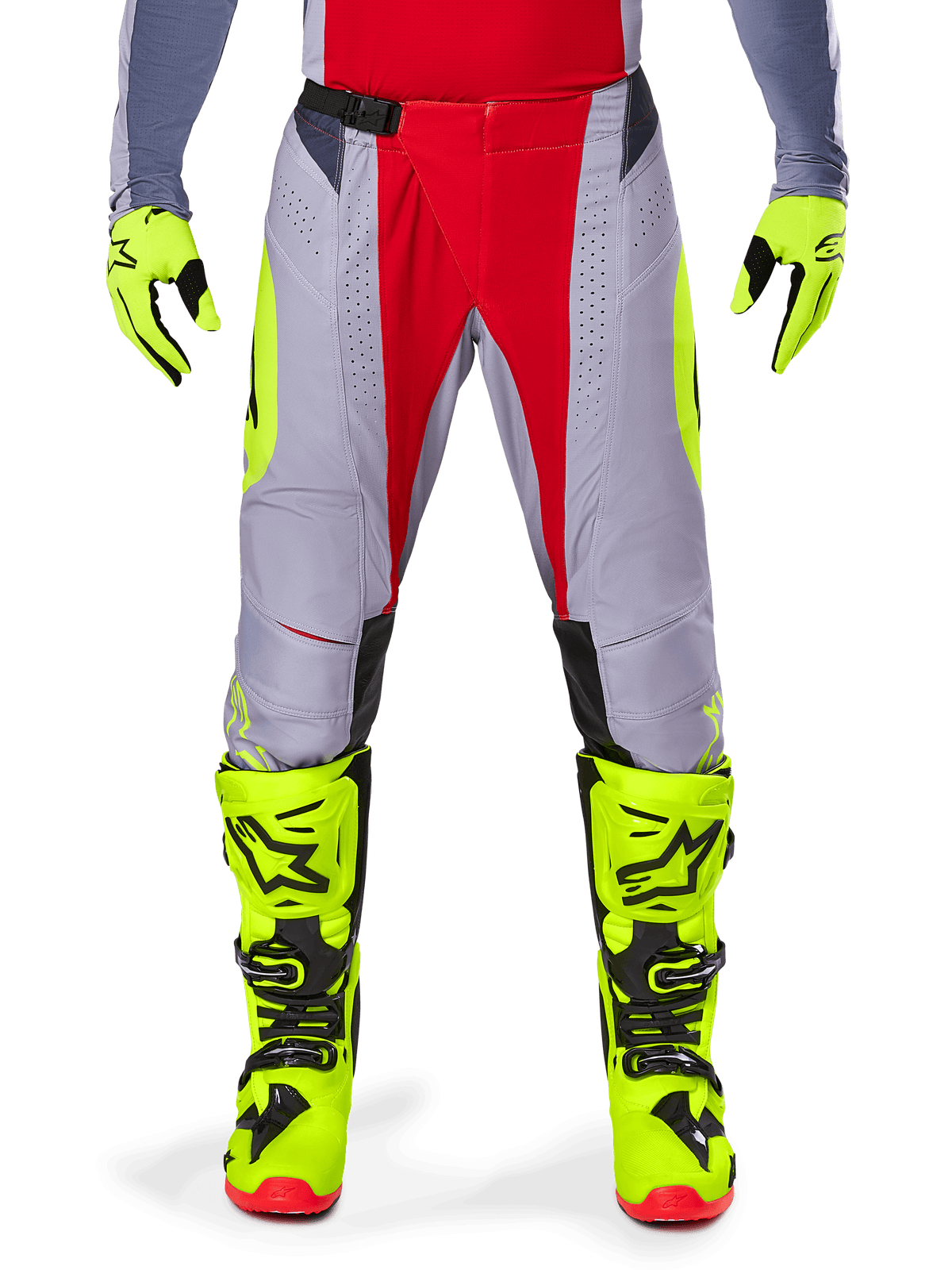 Alpinestars Techstar Melt Pants 2025, pantalones de motocross en rojo brillante y gris, con chasis gris, paneles centrales rojos y detalles laterales en amarillo neón, perforaciones láser para ventilación, combinados con guantes y botas amarillo neón, equipamiento de alto rendimiento para carreras off-road