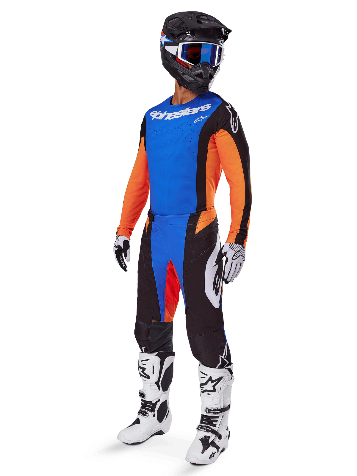 Alpinestars 2025 Techstar Melt Gear Set, piloto de motocross con jersey azul y mangas naranjas, pantalones negros con detalles azules y naranjas, casco negro a juego con gafas azules, y botas de carreras blancas y negras