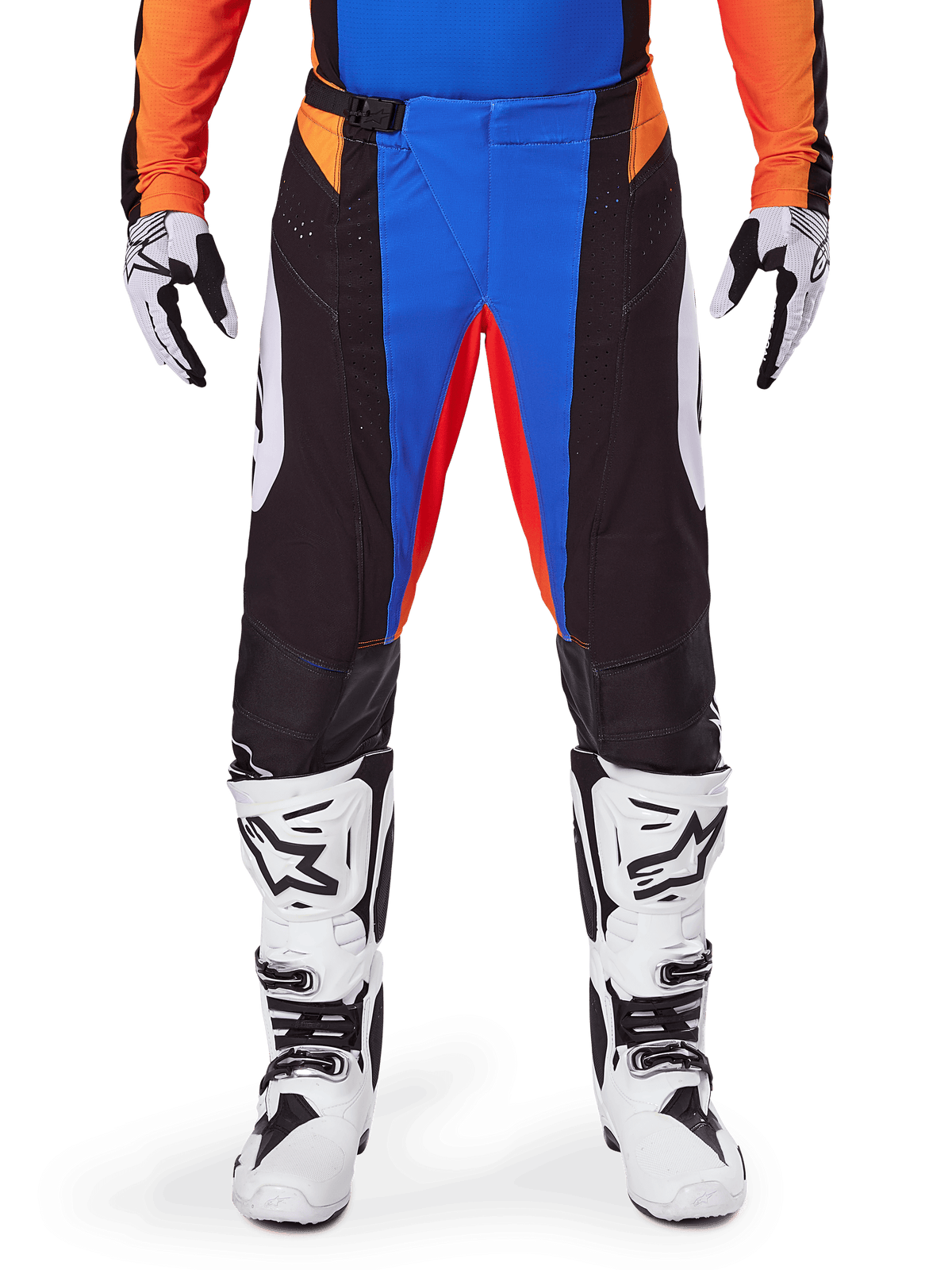 Pantalones de motocross Alpinestars 2025 Techstar Melt, naranja y azul, combinados con jersey a juego y botas blancas, con paneles negros y acentos vibrantes en azul y naranja, perforados para ventilación, ajuste atlético de competición para rendimiento off-road.
