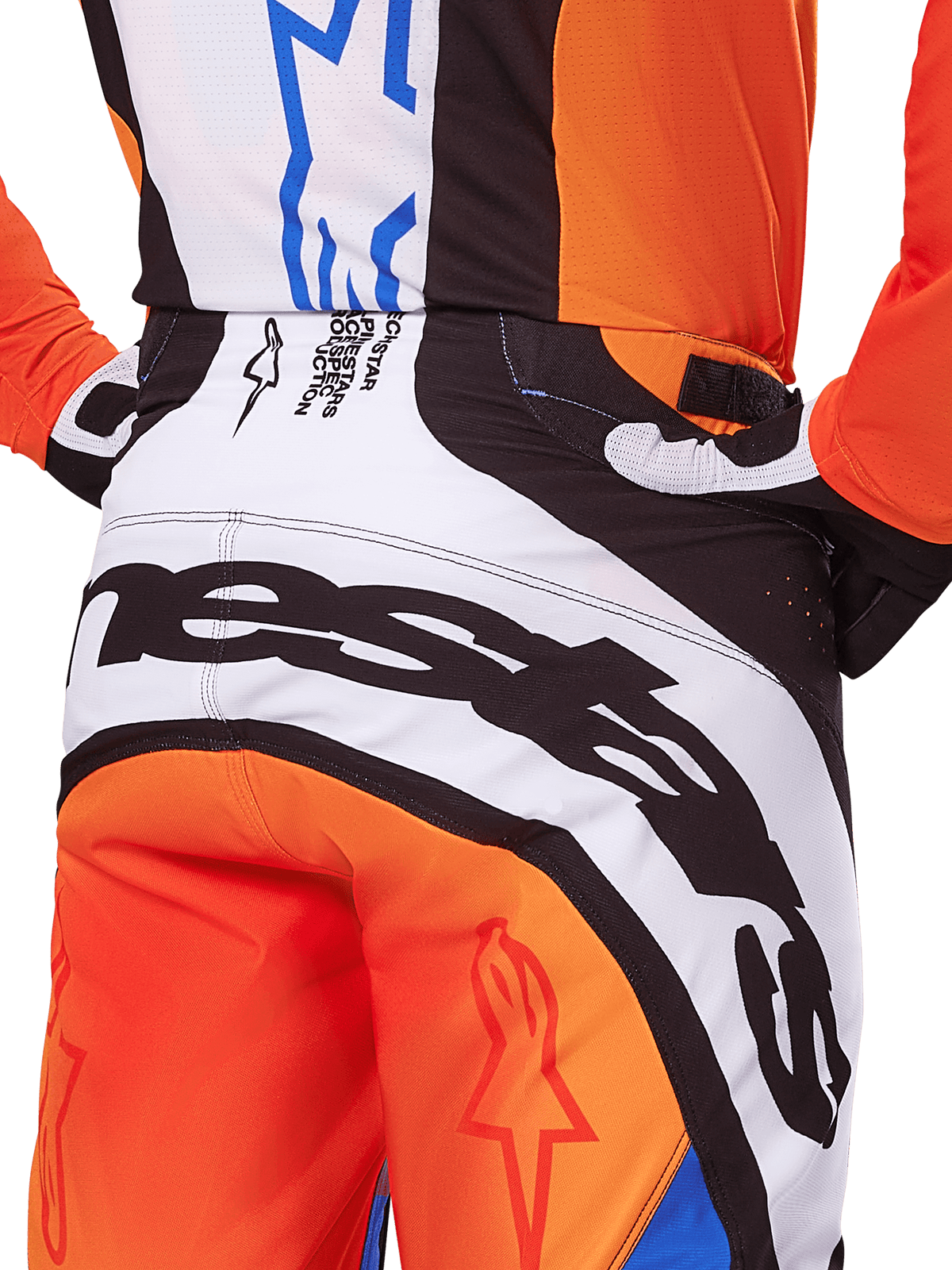 Alpinestars Techstar Melt Pants 2025, pantalones de motocross, naranja y azul, vista trasera en primer plano del asiento y la cintura, logotipo negro sobre fondo blanco, paneles naranjas con estrellas rojas, equipamiento de rendimiento atlético para carreras off-road