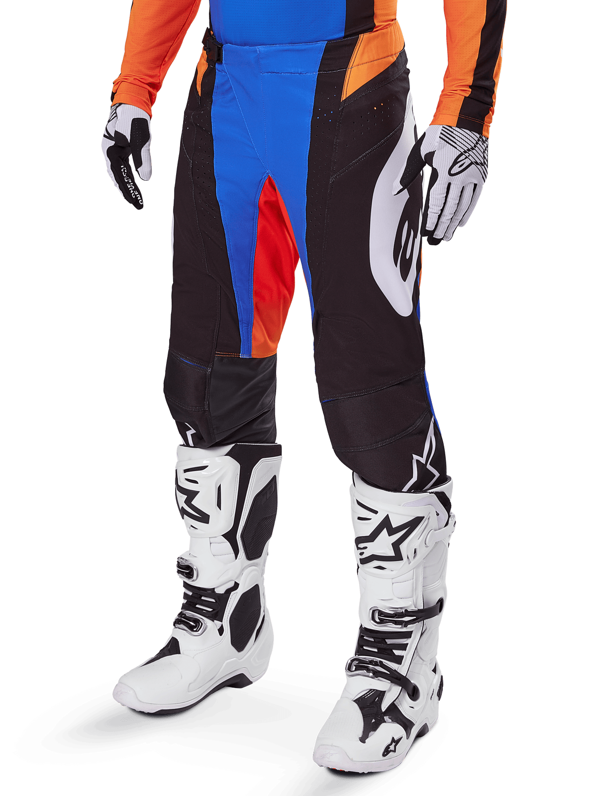 Pantalones Alpinestars Techstar Melt 2025, pantalones de motocross, negros con detalles en azul y naranja, combinados con botas blancas y jersey a juego, con material protector duradero y un diseño deportivo de competición