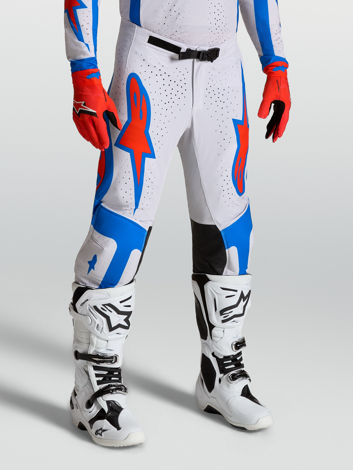 Alpinestars Pantalones Supertech Vesta, pantalones de motocross para hombre, blancos y rojos con gráficos azules, ajuste atlético racing para off-road