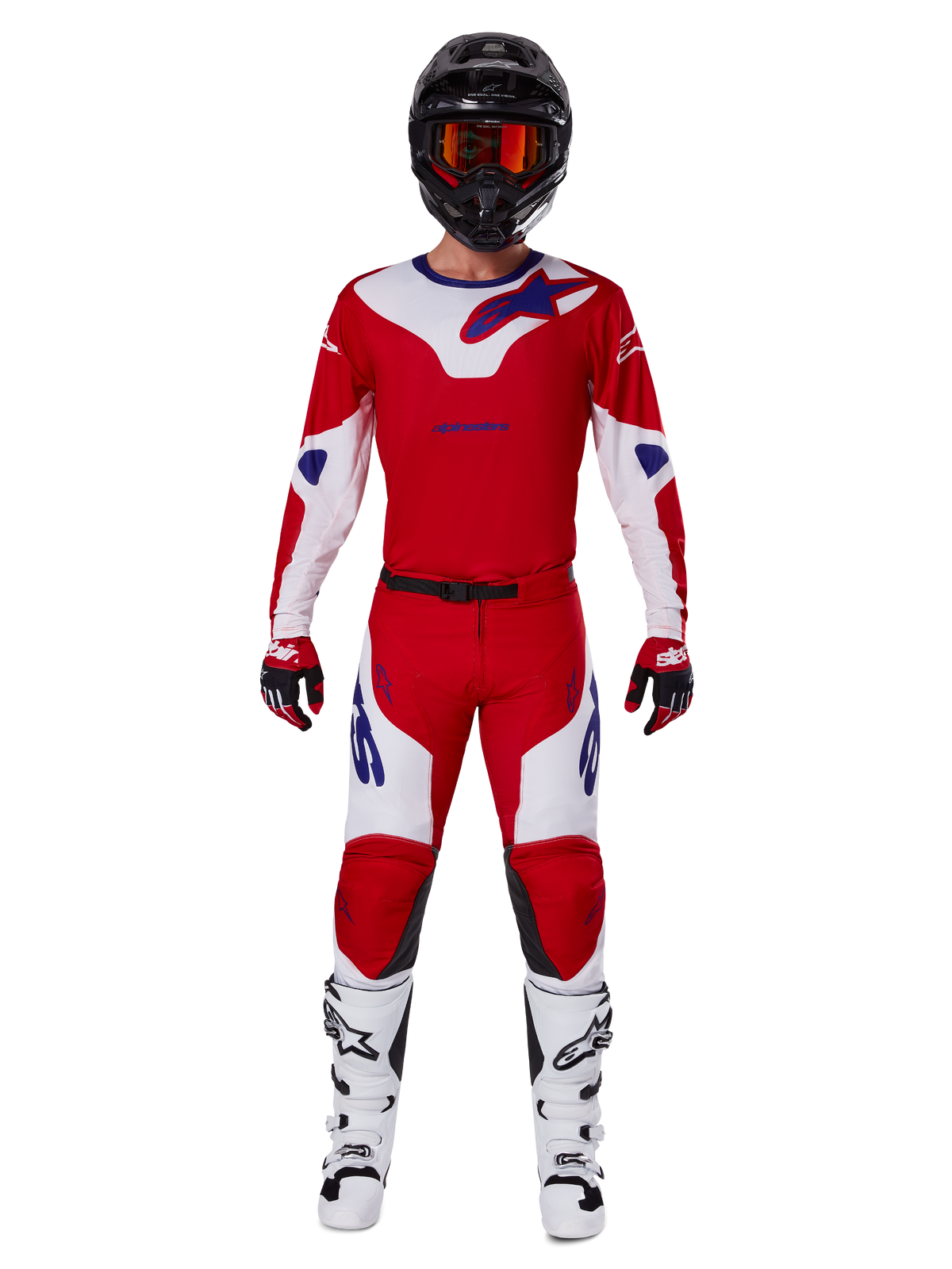 Alpinestars 2025 Racer Veil Pants y conjunto completo de equipamiento de motocross, rojo brillante y blanco con detalles en azul, incluye jersey a juego, casco negro con gafas naranjas, botas blancas y negras, y guantes rojos, look coordinado de alto rendimiento para carreras off-road