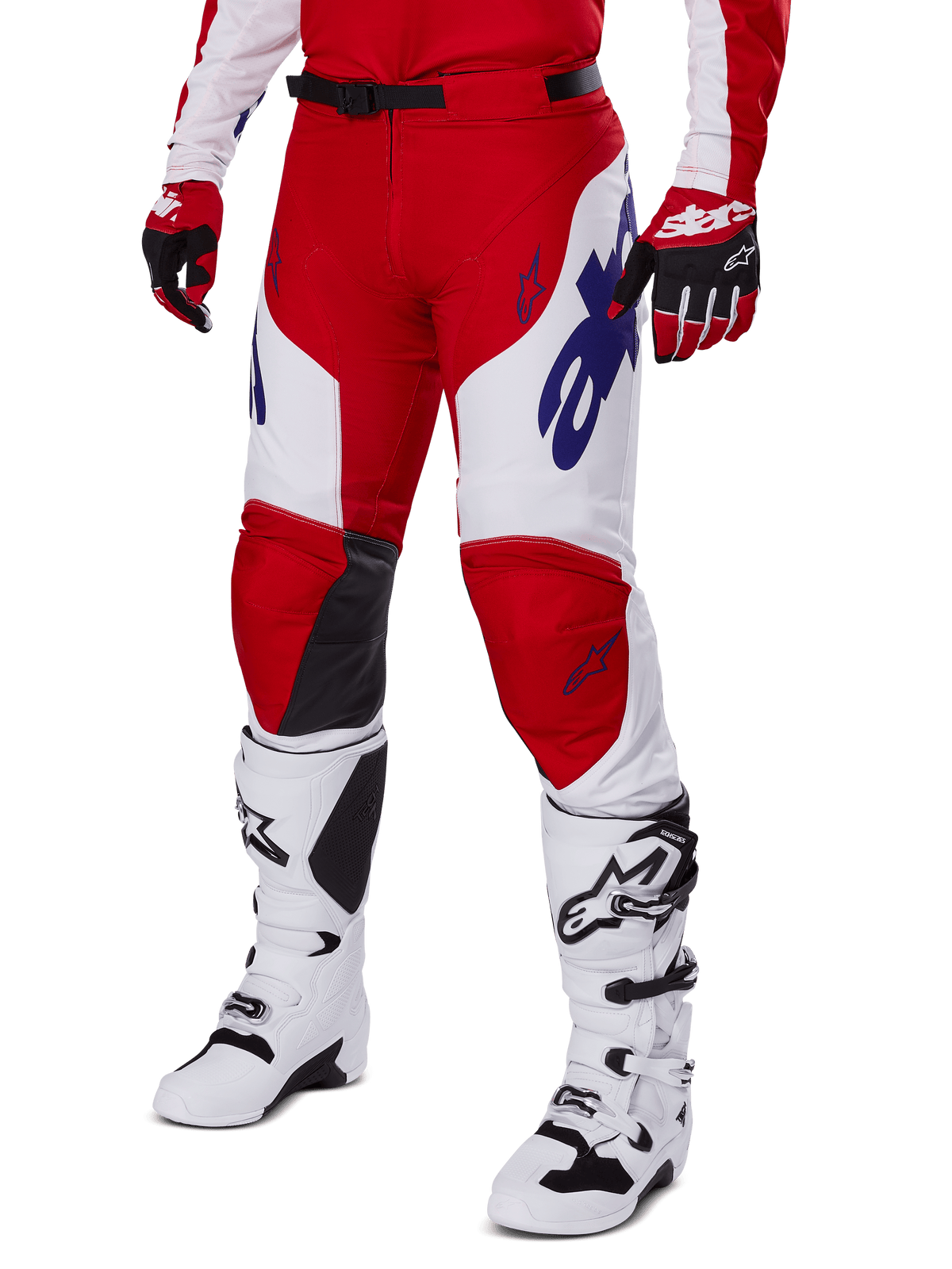 Pantalones Alpinestars 2025 Racer Veil, pantalones de motocross, rojo brillante y blanco, con logotipos de Alpinestars azules y paneles internos de cuero negro en las rodillas, combinados con guantes rojos a juego y botas de motocross blancas, conjunto de equipamiento coordinado para carreras todoterreno