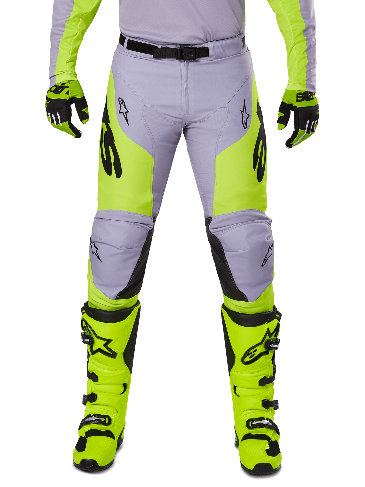 Pantalones Alpinestars Racer Veil 2025, pantalones de motocross, gris y amarillo flúor, usados con botas y guantes amarillo flúor a juego, con logotipos Alpinestars en negro y diseño ergonómico para carreras off-road
