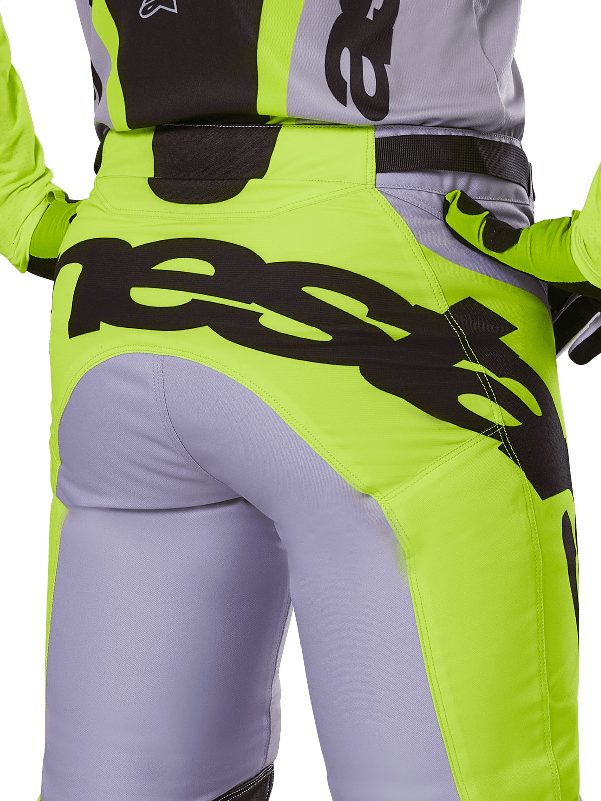 Alpinestars 2025 Racer Veil Pants, pantalones de motocross, gris y amarillo flúor, vista trasera con gran marca negra en el asiento, usados con jersey y guantes a juego, diseño técnico todoterreno