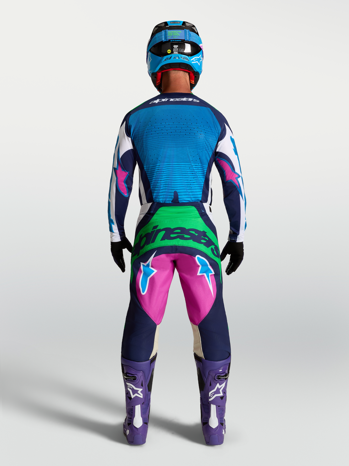 Alpinestars Techstar Maven gear set y pantalones Techstar Maven, conjunto de motocross para hombre, azul y rosa, vista trasera en modelo, diseño técnico para carreras MX